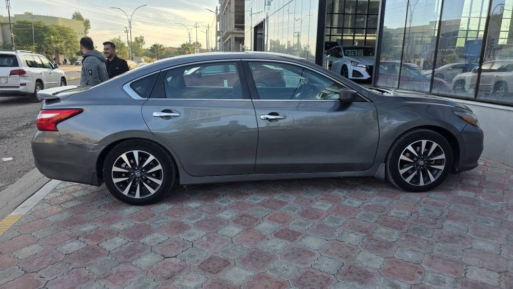 سيارة نيسان التما ٢٠١٦ سعرها ١٢٥ وبي مجال بسيط  ماشيه ١٠٩ ميل ضررها فقط بونيد وبيها اشويه بارده بجاملغ الخلفي شي كلش بسيط سيارع جاهزه مكمله ربع متحتاج تصرف عليها دهن كير محرك كلها جديد  كهربائياات كلها جديد مواصفات Sv المعروفه  صايره حمام جديد فيت بمب كله جديد كلشي بي جديد اصعدها وروح رقمها جديد سنويه لل ٣٠ اتريد تحويل،وكاله كلشي يصير 
والسوك كلشي بيها معجبك المنشور اعبر وروح
*********** خناقين, ديالى
