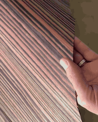 قشرة الأبنوس الطبيعية هي شرائح رقيقة جداً من خشب الأبنوس الأصلي، تُستخرج من جذوع الأشجار لتُستخدم لتزيين الأسطح وإعطائها مظهر الأبنوس الأسود الغني والفريد، وتُعرف بمتانتها العالية وتنوع أنماطها الحبيبية، وتُستخدم في صناعة الأثاث الفاخر والأبواب والديكورات
للاتصال 0782700129
واتساب ***********
