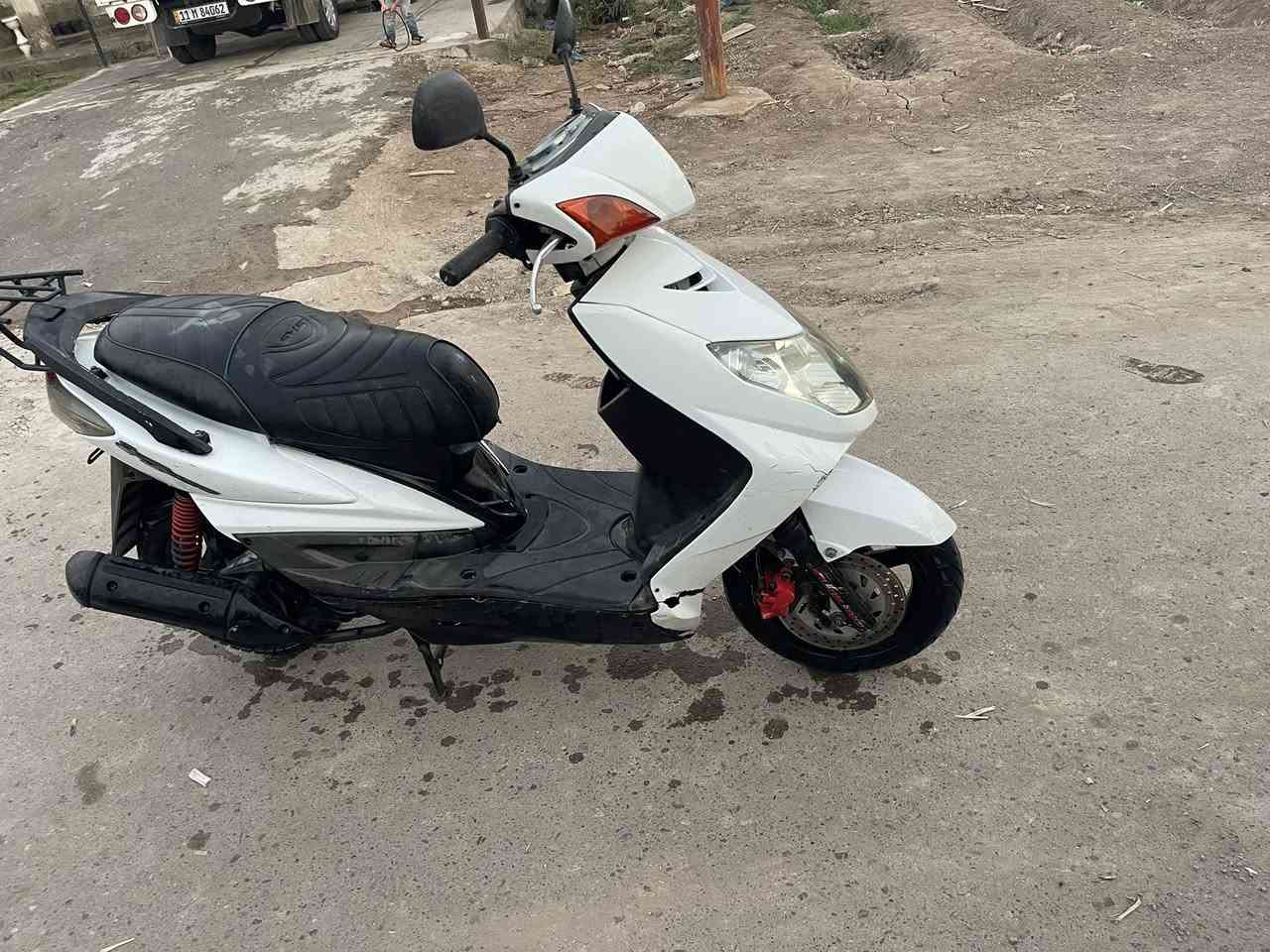 سكنز فحل كابريتر للبيع اي نقص مابيها الإطارات
جدد الإطار الخلفي البارحه شاده الدراجه خير من الله 
المحرك خير من الله والباقي موضح بلصوره السعر (٧٥٠ ) قفل 🔏 رقمي هذا ‭٠٧٨٣ ٥٧٨ ٣٣٦٨‬  الثاني كورك ‭٠٧٥١ ٣٤٤ ٣٨٦١‬
