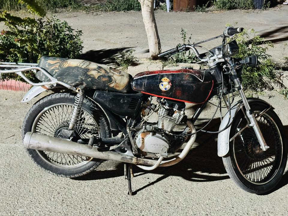 دراجه يراني لبيع سعر 125
مكان خان بني سعد 
دراجه شغاله بس بيها نقوصات كهربائيات وكابريتر يرادله تبديل 
اول ماشغل بيها دخان شويه ويروح 
رقم ***********
