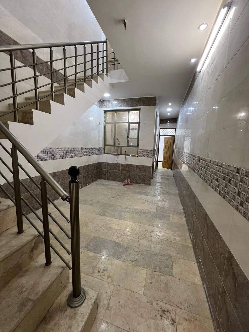 مشتمل بناء حديث للبيع  في الطالبية فرع طرشي المصطفى 

🔸المساحه 70 متر

🔸الواجهة 3 ونص
🔸النزال 20
◽️تحتوي على استقبال وحولي مطبخ ومنور وترك وغرفه نوم وخدمات بالطابق الاول 

◽️والطابق الثاني غرفتين نوم وخدمات 

⬜️والثالث بيتونه وسطحين

للاستفسار مكتب ارض الرافدين للعقار

📞***********
📞***********
