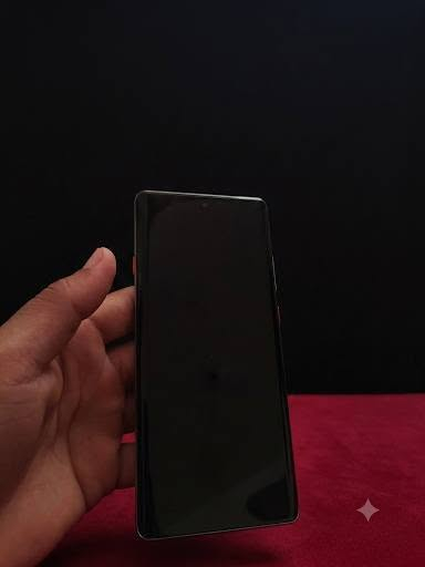 الشاشة: شاشة ممتازة من نوع AMOLED بحجم 6.78 بوصة، وبدقة FHD+ (1080×2436 بكسل)، وتدعم معدل تحديث سلس يصل إلى 120 هرتز أو 144 هرتز (حسب النسخة).
CAMON40 qro 5G
​الكاميرا الخلفية: كاميرا أساسية بدقة 50 ميجابكسل تدعم التثبيت البصري OIS لصور ثابتة وفيديوهات واضحة، بجانب مستشعرات إضافية للعمق أو الزاوية الواسعة.

​الكاميرا الأمامية (السيلفي): بدقة عالية تصل إلى 50 ميجابكسل تدعم التركيز التلقائي (AF) وفلاش LED مزدوج.

​الأداء والمعالج: يعمل بمعالجات قوية من شركة ميديا تيك (مثل Dimensity لنسخ الـ 5G أو Helio لنسخة الـ 4G) تقدم أداءً ممتازاً وسلساً في الألعاب والتطبيقات.

​الذاكرة والتخزين: يتوفر بمساحات تخزين واسعة تبدأ من 256 جيجابايت وتصل حتى 512 جيجابايت، مع ذاكرة عشوائية (RAM) قوية بسعة 8 أو 12 جيجابايت.

​**البطارية والشحن: بطارية ضخمة بسعة 5000 ميللي أمبير تدعم الشحن السريع الفائق بقوة 70 واط (يمكنه شحن الهاتف بالكامل خلال حوالي 45 دقيقة فقط).

​النظام: يعمل بأحدث نظام تشغيل Android 14 مع واجهة Tecno الخاصة HIOS 14.

​ميزات إضافية: بصمة مدمجة تحت الشاشة، سماعات ستيريو مزدوجة تدعم تقنية Dolby Atmos، ومستشعر أشعة تحت حمراء (IR Blaster) للتحكم بالأجهزة المنزلية.

الشاشة: شاشة ممتازة من نوع AMOLED بحجم 6.78 بوصة، وبدقة FHD+ (1080×2436 بكسل)، وتدعم معدل تحديث سلس يصل إلى 120 هرتز أو 144 هرتز (حسب النسخة).. ....... السعر 350 مكاني نجف متواجد على خاص


**إذا كنت صاحب هذا الإعلان وتريد حذفه لأي سبب، رجاءا أرسل رسالة إلى الدعم الفني**
