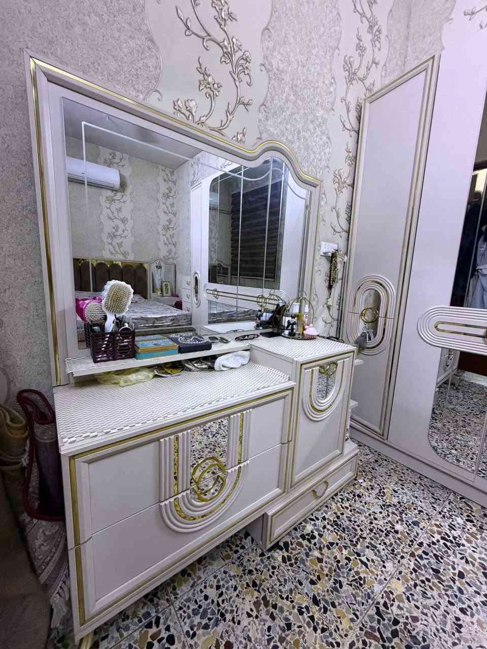 السلام عليكم عندي غرفة تركيه درجه اولى وكاونتر تسگام نصف السعر بيع مستعجل العنوان  الشعلة ***********
