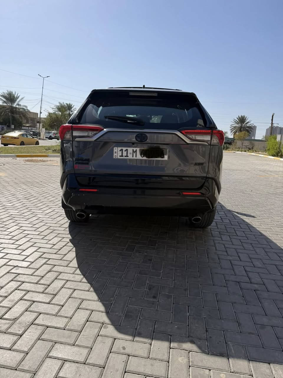 سيارة RAV4 موديل 2022
رقم بغداد / الرقم الجديد
لون رصاصي.
ماشية ٨٤ الف تقريباً
الضرر / جاملخ خلفي خفيف / موجودة بالصورة

المحرك: 2.5 لتر 4 سلندر + محرك كهربائي
🔹 نظام الدفع: AWD دفع رباعي ذكي

🔹 نظام Plug-In Hybrid قابل للشحن بالكهرباء
🔹 مدى كهربائي يصل إلى 80 كم تقريباً بدون استخدام البنزين

✨ المواصفات الخارجية:
✔️ إضاءات LED أمامية وخلفية
✔️ فتحة سقف سلايد
✔️ بصمة تشغيل وفتح ذكي
✔️ صندوق كهربائي 

🛋 المواصفات الداخلية:
✔️ شاشة معلومات كبيرة مع Apple CarPlay & Android Auto
✔️ شاشة عدادات رقمية
✔️ مقاعد جلد رياضية
✔️ تكييف أوتوماتيك مزدوج
✔️ شحن موبايل وايرليس

🛡 أنظمة الأمان:
✔️ نظام المحافظة على المسار
✔️ رادار أمامي وتحذير تصادم
✔️ كاميرا خلفية وحساسات
✔️ 7 وسائد هوائية
✔️ كروس سرعة

🚀 سيارة عملية، عائلية، قوية، واقتصادية بنفس الوقت 

للاستفسار راسلنا على الخاص
او الاتصال ***********
العنوان / بغداد / الكرخ
