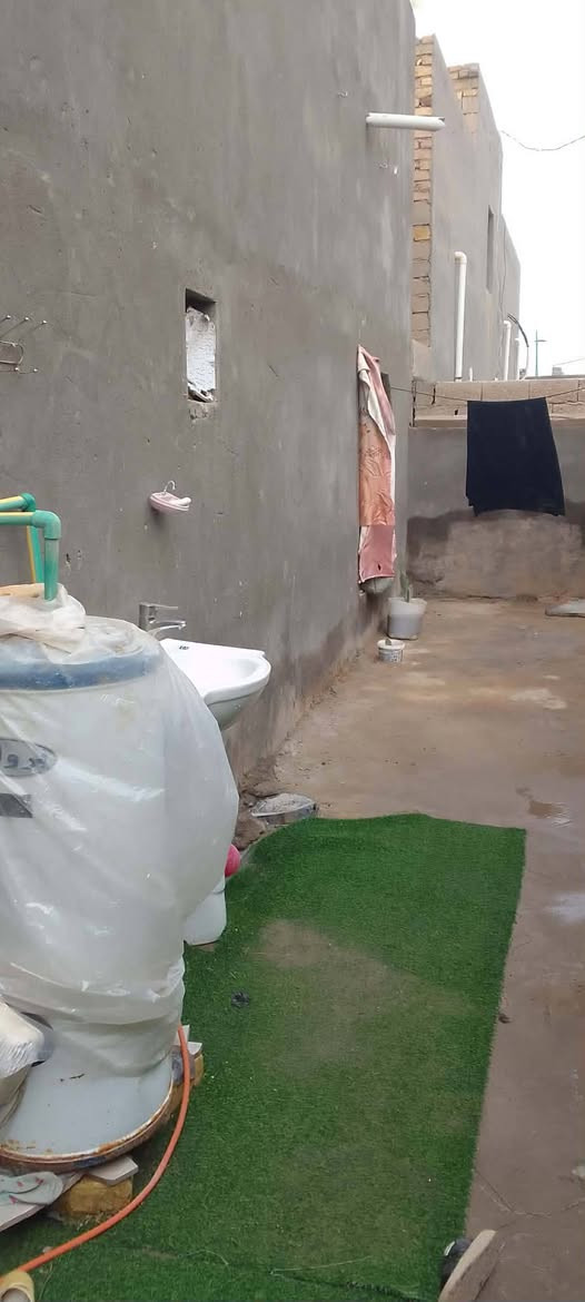 بيت للبيع ركن السكك قرب اسواق زمزم السعر 50 وبيه قليل المساحة 180 متر براني استقبال غرفتين مطبخ بيه اقرار محكمه .. بلوك عگاده نظيف للاستفسار ***********مكتب الصالح للعقارالجربوعيه الاولى قرب مدرسه القحطانيه السايدين
