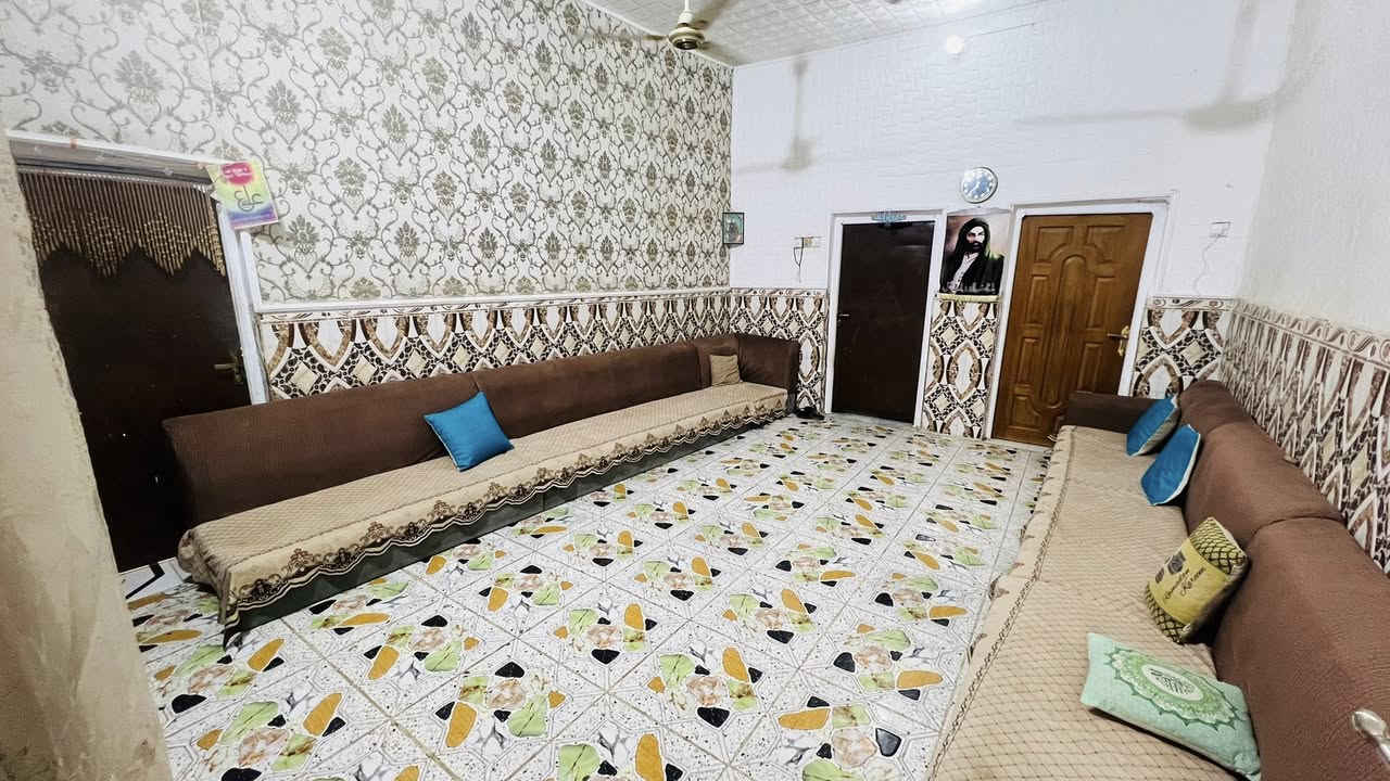 🏮🎈
بيت للبيع مساحه150 مربع 
يتكون من طابقين 🏮
الطابق الاول _ غرفتين _ استقبال _ صاله _صحيات خارجيه 
الطابق الثاني _ غرفه _ صاله _ حمام داخلي _
ملاحظه 📮 البيت كله سيراميك
السعر 100 وبي مجال 
للاتصال الرقم ***********
