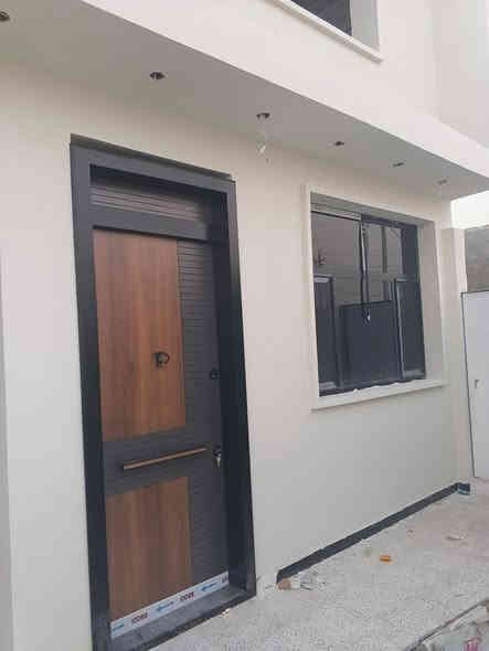 بيت للبيع ركن على ساحة خضراء وشارع 20 مساحة 160 متر 
في منطقة #حي_الحوراء (زين القوس ) قرب الحشد 
🔴#السعر 125 مليون 

بناء حديث غير مسكون يتكون من طابقين:

#الطابق_الأول مكون من ( استقبال+ مطبخ+ صاله+ غرف نوم عدد 2 + صحيات داخليه وخارجية+ منور يحتوي على باب مطل على الشارع الثاني)

#الطابق_الثاني غير كامل مكون من ( 3 غرف نوم + صالة + صحيات+ سطح ثاني) 

للتواصل مراسلة الصفحة أو الاتصال:
📍***********
