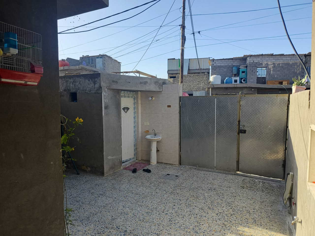 السلام عليكم
بيت طابو صرف مساحته 140
خلف سنتر الرئاسه كلشي وكلاشي 
وجه 6 وربع قاط ونص كامل مكمل بنائه سنة 23
يتكون البيت من طرمه ستقبال ومطبخ وصاله كبيره وغرفه 
القاط الثاني غرفه وصاله وسطح وفوكهن بيتونه وسطح ثاني بي 3حمامات
البيت بعده جديد ناقصه بس الصبغ 
 للاستفسار 
عن السعر وتفاصيل البيت الخاص مفتوح
*********** بي وتساب
