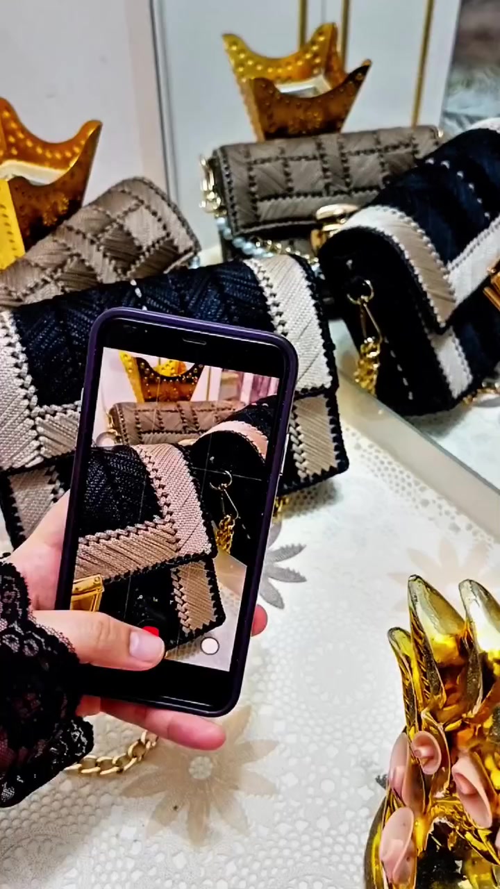 اذا ما تشترين مني دعميني وصيري مصدر رزقي 🥹🤍✨
حقائب يدوية الصنع حسب ذوقك الخاص ✨ 
تميزي عن غيرك بحقيبة مميزة من اختيارك لتكوني مختلفة 🤍✨
جمال ودقة وتفاصيل ومتانة 🤍✨

واسط / الكوت 📍
يوجد توصيل لجميع المحافظات 
تابعونا للمزيد من الموديلات 🤍✨


**إذا كنت صاحب هذا الإعلان وتريد حذفه لأي سبب، رجاءا أرسل رسالة إلى الدعم الفني**