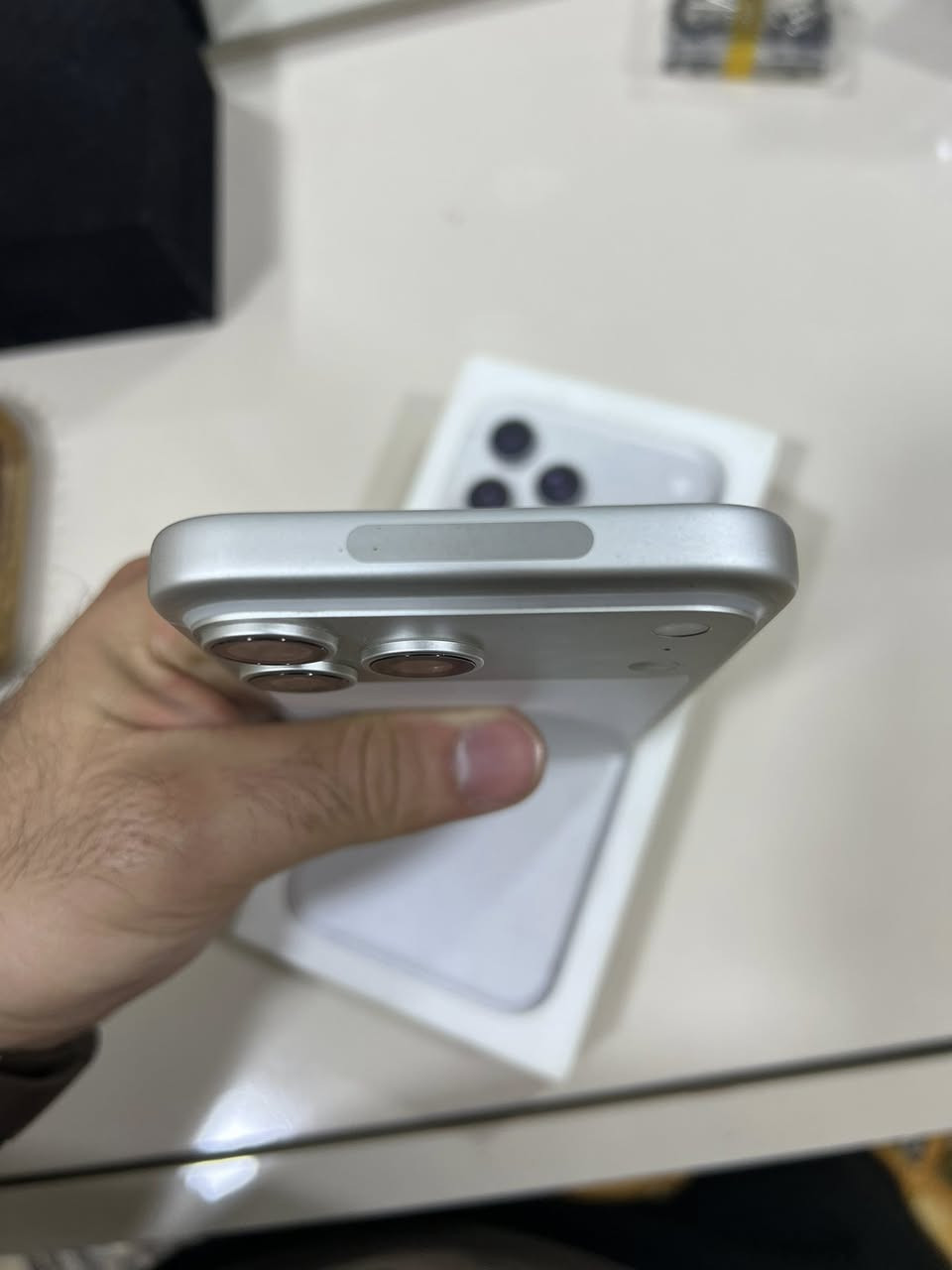 ١٧ برو ماكس ايسيم ذاكرة 256 بطارية 100 دورات 92 الجهاز جداً نضيف مكفول من الخدش كامل ملحقات السعر 1950 للستفسار ***********
