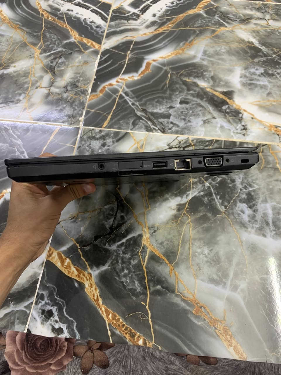 💻 لابتوب Lenovo ThinkPad T450s للبيع 

💻جهاز نظيف جداً من الفئة النحيفة والخفيفة(Ultrabook)،
 متميز بالمتانة والأداء الممتاز للدراسة والعمل المكتبي والتصفح والبرمجة 
⚙️ المواصفات بالتفصيل:
المعالج: Intel Core i7-5600U (الجيل الخامس) بسرعة 2.60GHz.
الرام: 4 جيجابايت DDR3
.الهارد: SSD بحجم 240 جيجابايت (سريع جداً في الإقلاع والفتح).
الشاشة: 14 بوصة مريحة للعين.كرت الشاشة: Intel HD Graphics 5500.
✨ ملحقات: الشاحن الأصلي + الماوس hp

السعر 180 وبي مجال قليل للشراي


**إذا كنت صاحب هذا الإعلان وتريد حذفه لأي سبب، رجاءا أرسل رسالة إلى الدعم الفني**