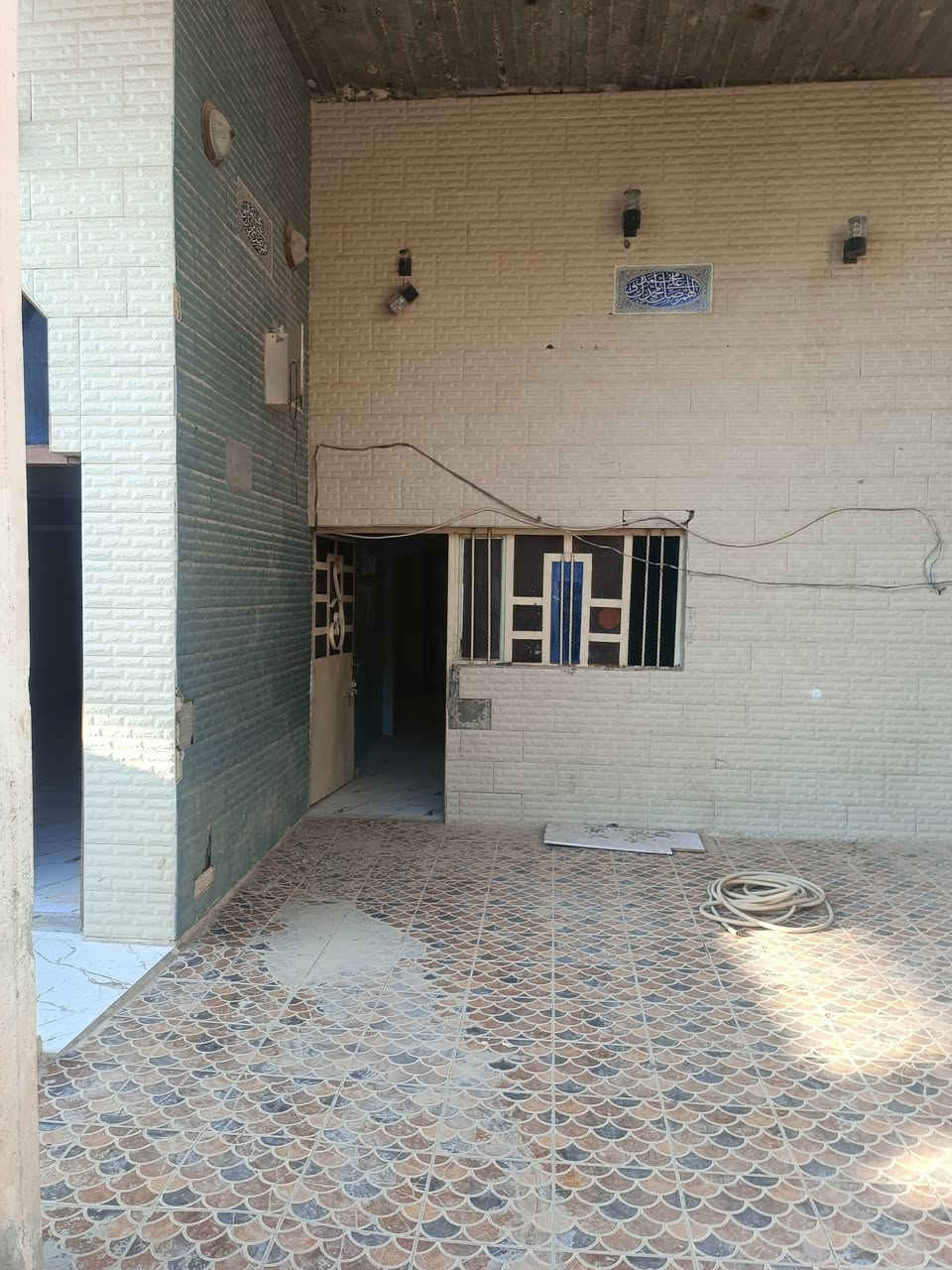 بيت للايجار 200 متر في ام الخيل الثالثه بداية شارع عشرين
يتكون من غرفتين+مطبخ+كراج سيارة + استقبال +صالة + صحيات داخلية وخارجية للاستفسار الاتصال على الرقم ***********
