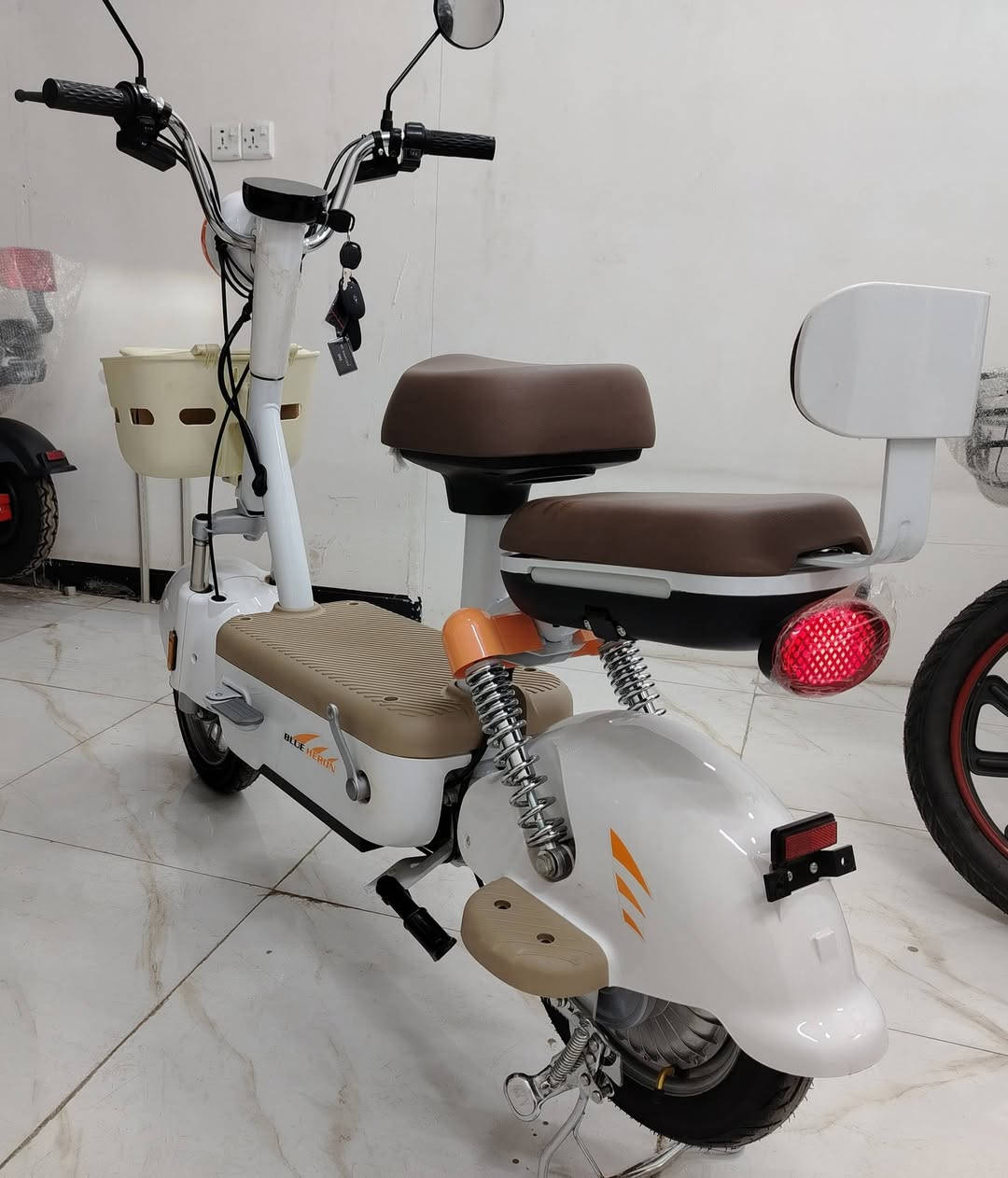 1-دراجات كهربائية حجم 14
2-اربعة بطاريات
3-شاشة ديجيتال LCD
4-لايت أمامي زينون
5-إشارات جانيبة زينون
6-دبلات خلفي امامي استيل
7-تحكم السرعة ثلاثة نمره
8-السرعة 45
9-تشغيل عن كارت و بصمة و مفتاح
10-بلوتوث
11-مقاعد كبيرة الحجم
للسعر استفسار أكثر على أرقام التاليه
واتساب ***********
واتساب ***********
