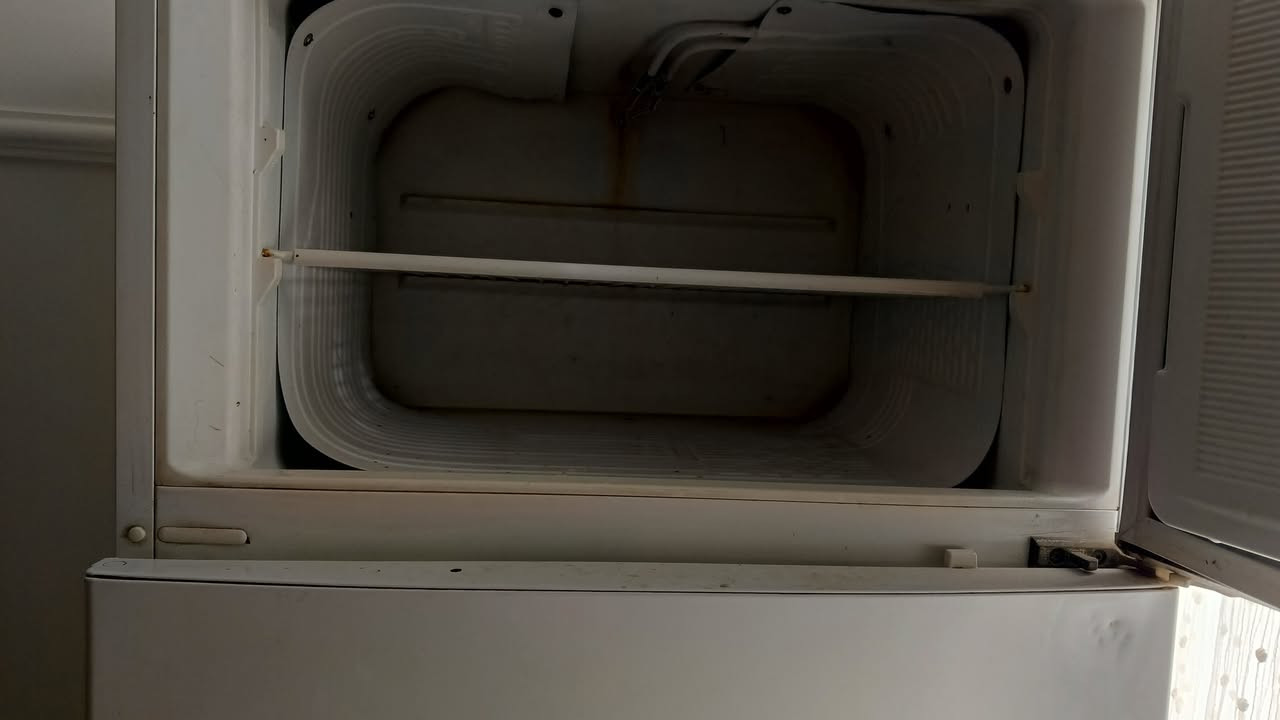 اللهم صل على محمد وال ثلاجه للبيع مابيهة شي شغاله السعر ١٥٠. ومال بسيط العنوان بغداد الغزاليه ***********
