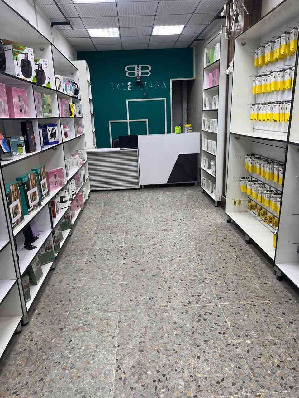 سلام عليكم محل كامل للبيع هوه ومكانه او بس الغراض كلشي با صوره للبيع بيعه وحده مكاني بغداد العبيدي شارع المحافظ + قمريه واعلان وبلازمه وجهاز رصيد  ولابتوب  وعده صيانه كامله   ***********
