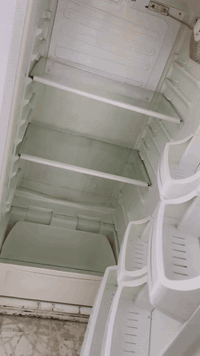 للبيع سعره١٥٠ وبيهه مجال  للطيبين شغاله مابيهه اي عيب فقط ناقص رف واحد مكسور  تجميد فول ١٠٠٪؜ عنواني دوميز. ***********
