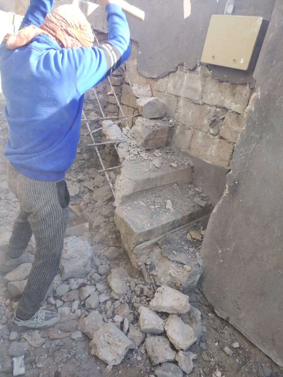 سلام عليكم  / يوجد كادر عمل جاهز/ تصعيد مواد/ تنضيف بيوت/ تفليش/ تكشيط/ تنضيف حدائق/ دفن نهري  /    ماعليك بس تصال على رقم  /     ***********
