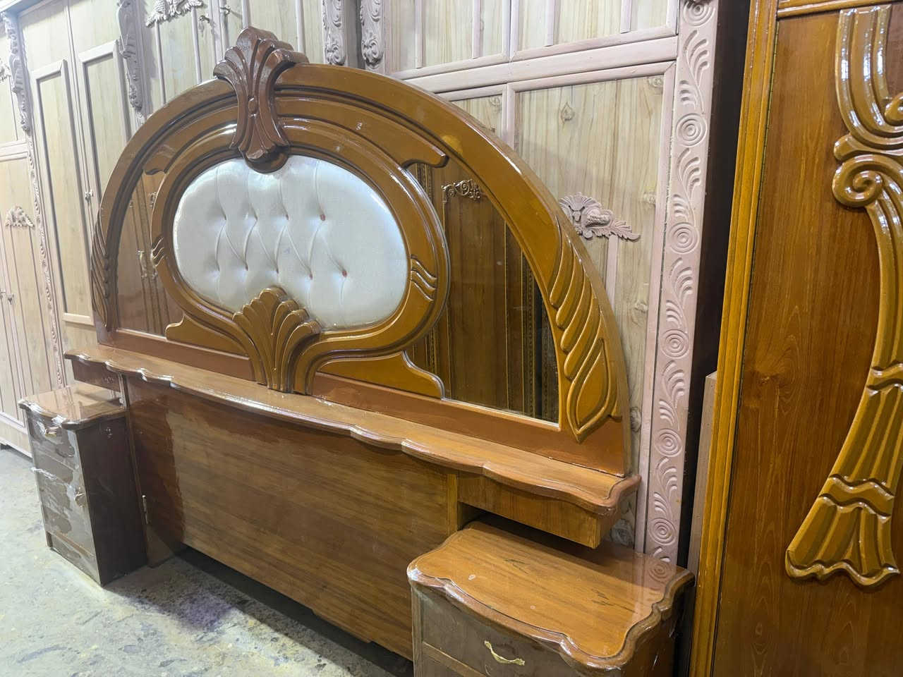 غرفة نوم للبيع مستعمل نظيف جدا شغل تسكام للاستفسار مراسلتنا على خاص او على رقم الهاتف *********** علي
