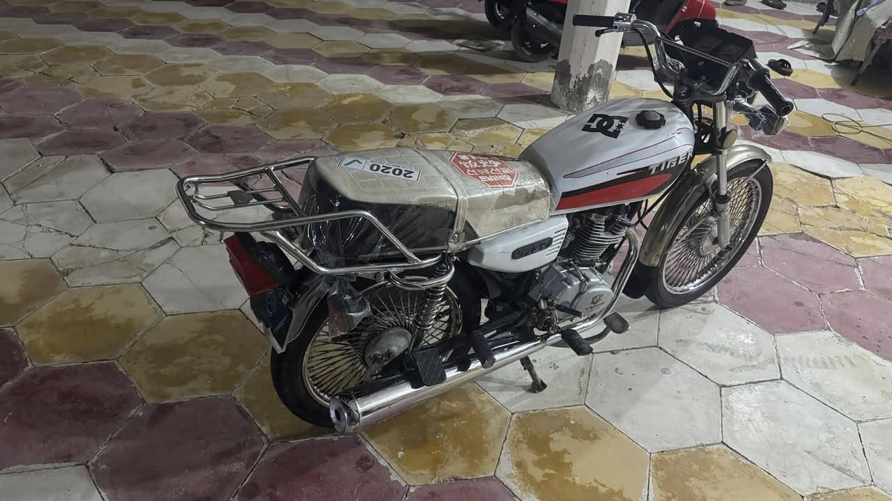 السلام عليكم
دراجه تايكر 
موديل ٢٠
أوراق ٥
دراجه حلو كلش
كربيت شغاله 
ما بيه نقص
السعر ٤٥٠ وبيه مجال
المكان واسط الزبيديه 
***********
