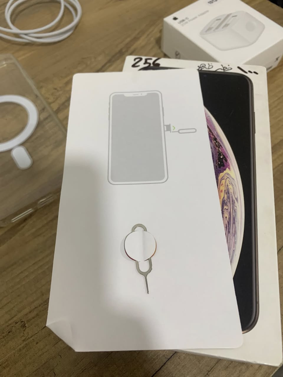 لسلام عليكم عدي اكس إس ماكس للبيع جهاز نضيف مستبدل فقط بطاريه اصليه وكاله تقره ١٠٠٪؜ وكسر فقط بالضهر تستبدل ١٥ الف الجهاز كامل مكمل من كلشي ملحقاته موجوده مكاني بصره مطيحه سعره ٢٠٠ وبي مجال أبو ١٠٠ لا تجي رقمي ***********
