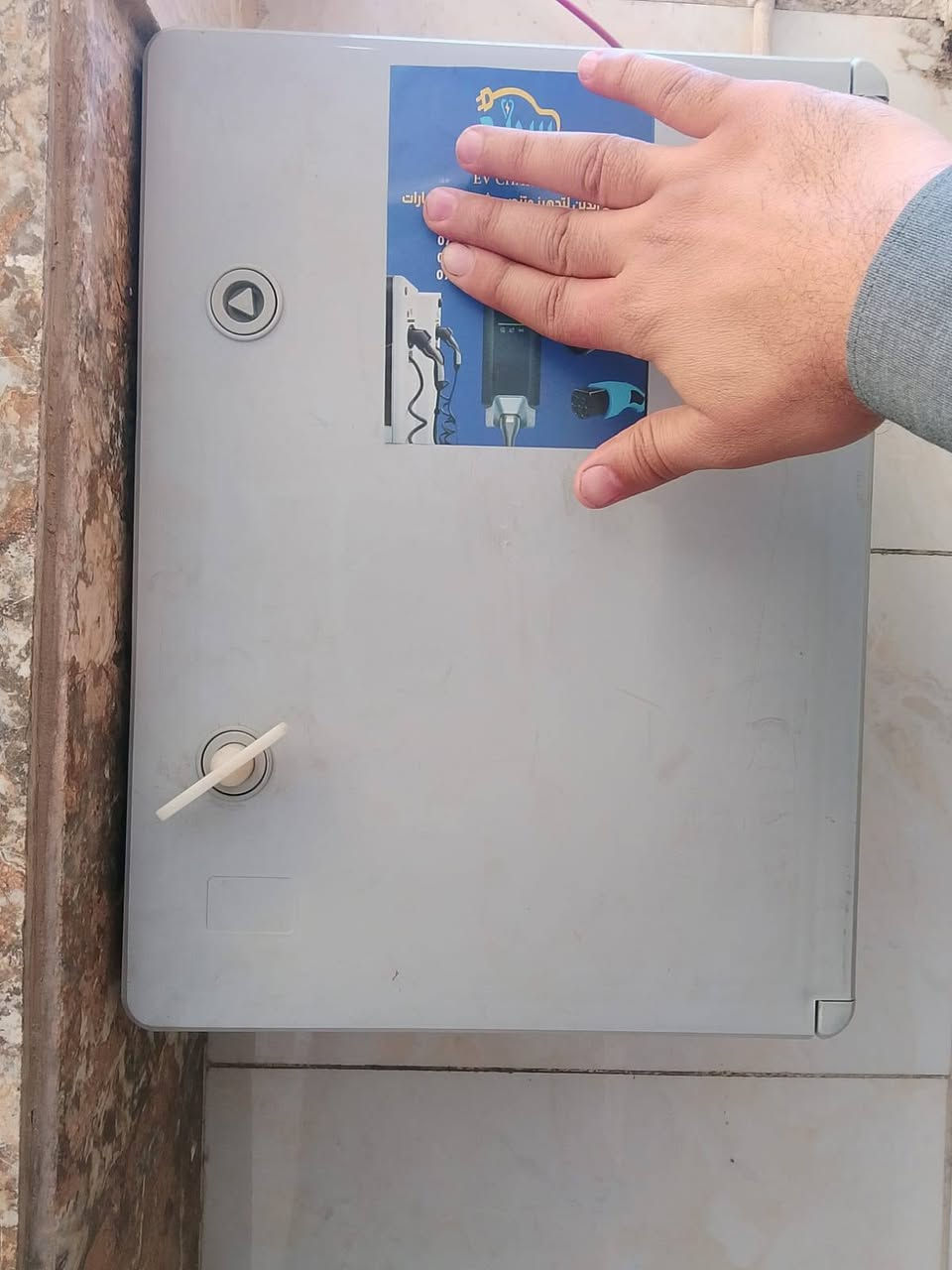 سلام عليكم
⚡ بورد حماية متكامل لشحن السيارات الكهربائية (BYD وجميع الأنواع)
(((للبيع - جديد))) بمعنى الكلمة ⚡
​لكل أصحاب السيارات الكهربائية (بيوايد، فولكس واجن، هوندا، وغيرها) الحريصين على سلامة سياراتهم وبطاريتها من مشاكل الكهرباء وتذبذب التيار.
​المواصفات والمميزات:
​جهاز حماية ذكي متطور (VAMP): لمراقبة وتنظيم الفولتية وحماية الشاحن والسيارة من أي ارتفاع أو انخفاض مفاجئ في التيار الكهربائي.
​قاطع دورة أصلي (Schneider): لضمان أعلى درجات الأمان والحماية من الشورت أو الحمل الزائد.
(والسعر جداً مناسب) اتصل وبيك خير وتدلل 
​🗺️ الموقع: بغداد - حي الجهاد
📞 للتواصل والاستفسار: ***********
