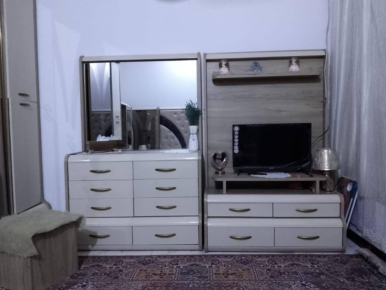 غرفة اخشاب شغل تركي فخمة 11 قطعة نظافة توب ب 900 ألف. العمارة حي العسكري قرب مدرسة الثغر 
***********
