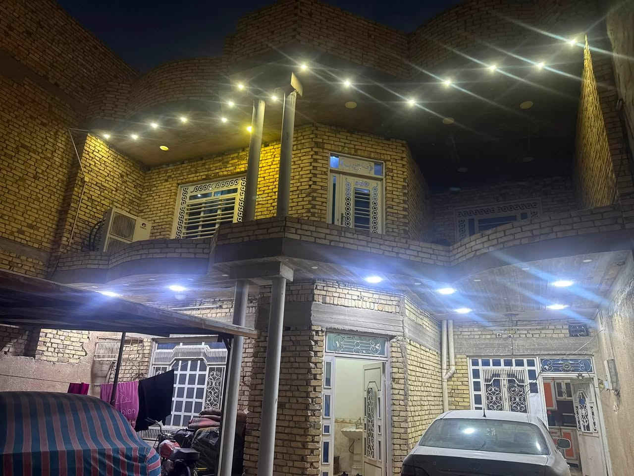 الدار للبيع طابقين المساحه 270م الواجهه 10 نزال 27 العنوان حي الفاطميه شارع خدمي الفاطميه مقابل سدة الدفاس البيت ع ساحه الطابق الثاني جاهز ٤ غرف وصاله وغرفه سويت والطابق الأول غرفتين صاله مناور عدد ٢ صحيات مطبخ استقبال للاستفسار / ***********
