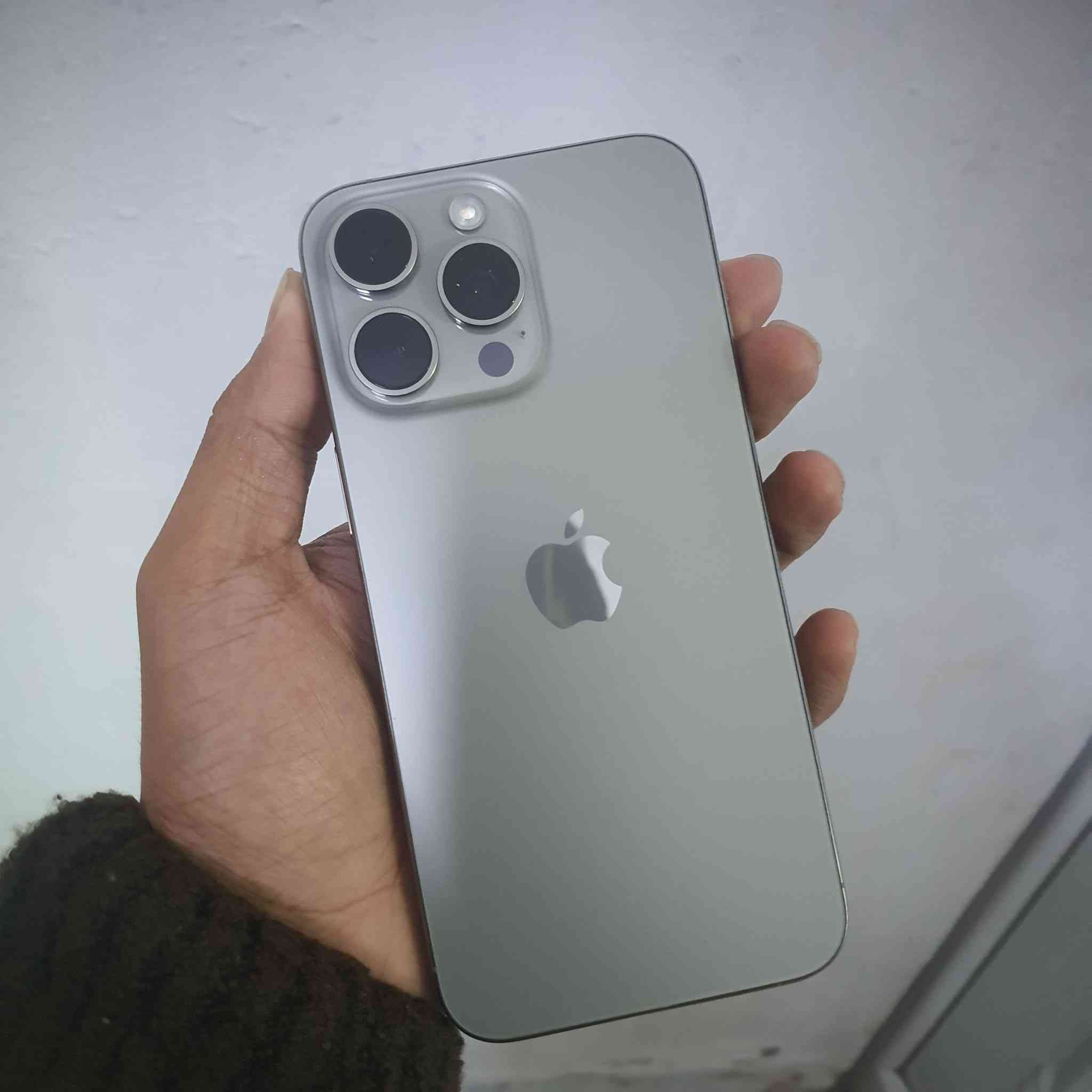 سلام عليكم ايفون 15 برو ماكس لجهاز شوفت عينكم بعده بحاله لوكاله مشحون 144مره وبشهر ال 11 خلص ضمانه  الله شاهد لان توازيت على فلوس اريد ابيعه السعر بمليون و100 الف وبي مجال قليل مكاني بغداد البياع
رقم الهاتف ***********
