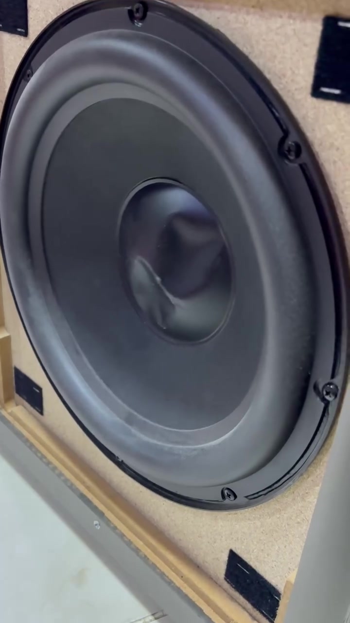 Powered Subwoofer
� للبيع ساب ووفر ONKYO SKW-338 الأصلي 🔊

✔️ حجم 12 إنش
✔️ ساب ووفر فعال (أمبليفاير داخلي)
✔️ باس عميق ونظيف وقوي
✔️ مناسب للأفلام، الموسيقى، والألعاب
✔️ يعمل مع أغلب الرسيفرات والمسرح المنزلي عن طريق RCA
✔️ حالة جيدة ويعمل بكفاءة

🎵 إذا تبحث عن باس قوي يضيف متعة حقيقية للمشاهدة والاستماع، فهذا الساب خيار ممتاز من شركة ONKYO المعروفة بجودة الصوت.

📞 للاستفسار والمعلومات أكثر يرجى التواصل على الخاص.

#Onkyo #Subwoofer #HomeTheater #Bass #ONKYO_SKW338 #مسرح_منزلي #ساب_ووفر


**إذا كنت صاحب هذا الإعلان وتريد حذفه لأي سبب، رجاءا أرسل رسالة إلى الدعم الفني**