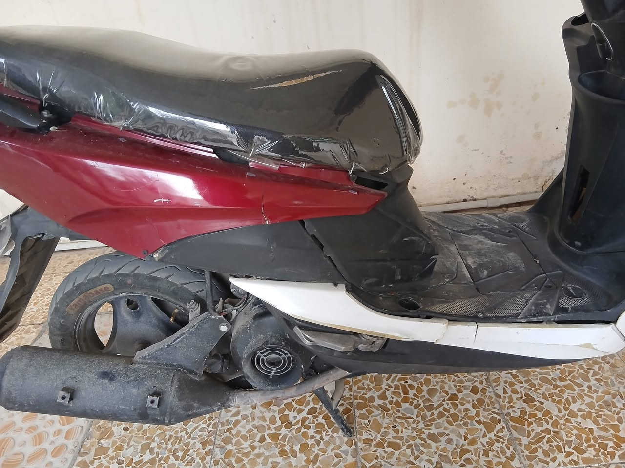 Kurdi عربي 
Kurdi: max fs 2021 yabani 🇯🇵
xeraye 120 
makina nakrawatawa. 
Kabrita w shuta y nweya
Makinaka zor paka 
slf w hndri esh dakat. 
Gech electronya
S3r 300 w m3amala 
***********
عربي: دراجة اف اس ياباني 🇯🇵موديل ٢٠٢١
 سرعة ١٢٠
 مكينة غيرمفتوحة
. كابريتر وشوتة جديدات 
 .مكينة كلش نضيفة ونشطة 
سلف و هندر شغال. 
عداد إلكتروني 
السعر ٣٠٠  و بي مجال
   ***********
