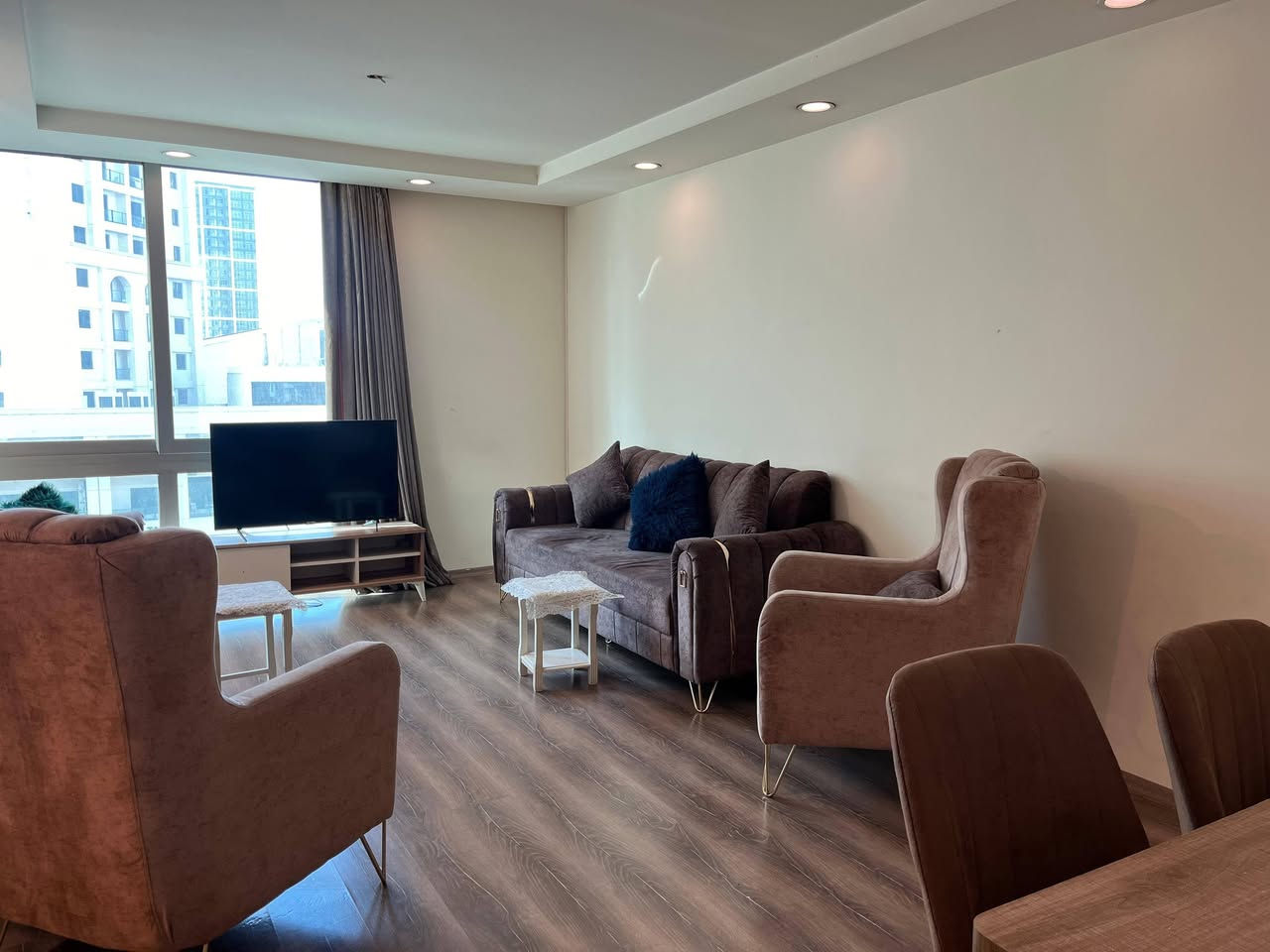 شقق للايجار
مجمع لايف تاور 
ثلاثه غرفه وصاله مؤسس 
سعر خمسه ورقه ونص
الاستفسار على الواتساب 
***********
