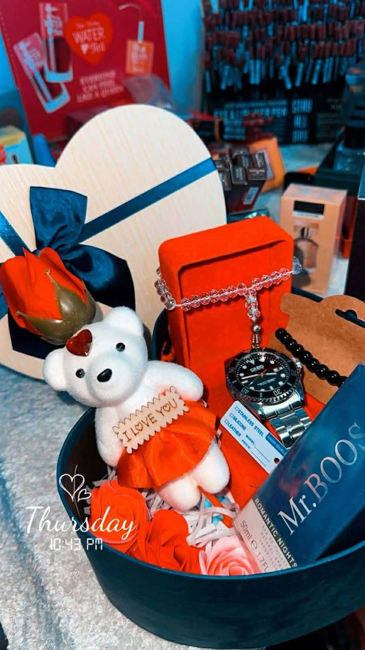 #توصيل #مجاني بمناسبة عيد الحب
بوكسات عيد الحب وصلت أخيرًا 🎁✨
دلّعي نفسك… أو فاجئي اللي تحبينه بهدية مليانة حب وأناقة 💄💕
الكمية محدودة — احجزي بوكسك الآن 💌
"عيد الحب مو بس هدية… هو إحساس 💖
جمعنا لكِ أجمل منتجات الميك اب داخل بوكسات مميزة بعناية 🎀
تفاصيل أنثوية، ألوان رومانسية، ولمسة فخامة تناسب هالمناسبة 🌷
اطلبي الآن قبل ما تخلص الكمية 
بوكسات عيد الحب جاهزة ومليانة مفاجآت ميك اب تجنن 💄🔥
مناسبة للزوجة، الأخت، الصديقة… أو حتى لنفسك 😉
الطلب متاح الآن عبر الخاص 📩"
دلّعي نفسك أو فاجئي اللي تحبينه ✨
احجزي قبل نفاد الكمية 💌"
الحجز واتساب ***********
تـُـوحة بـراند
