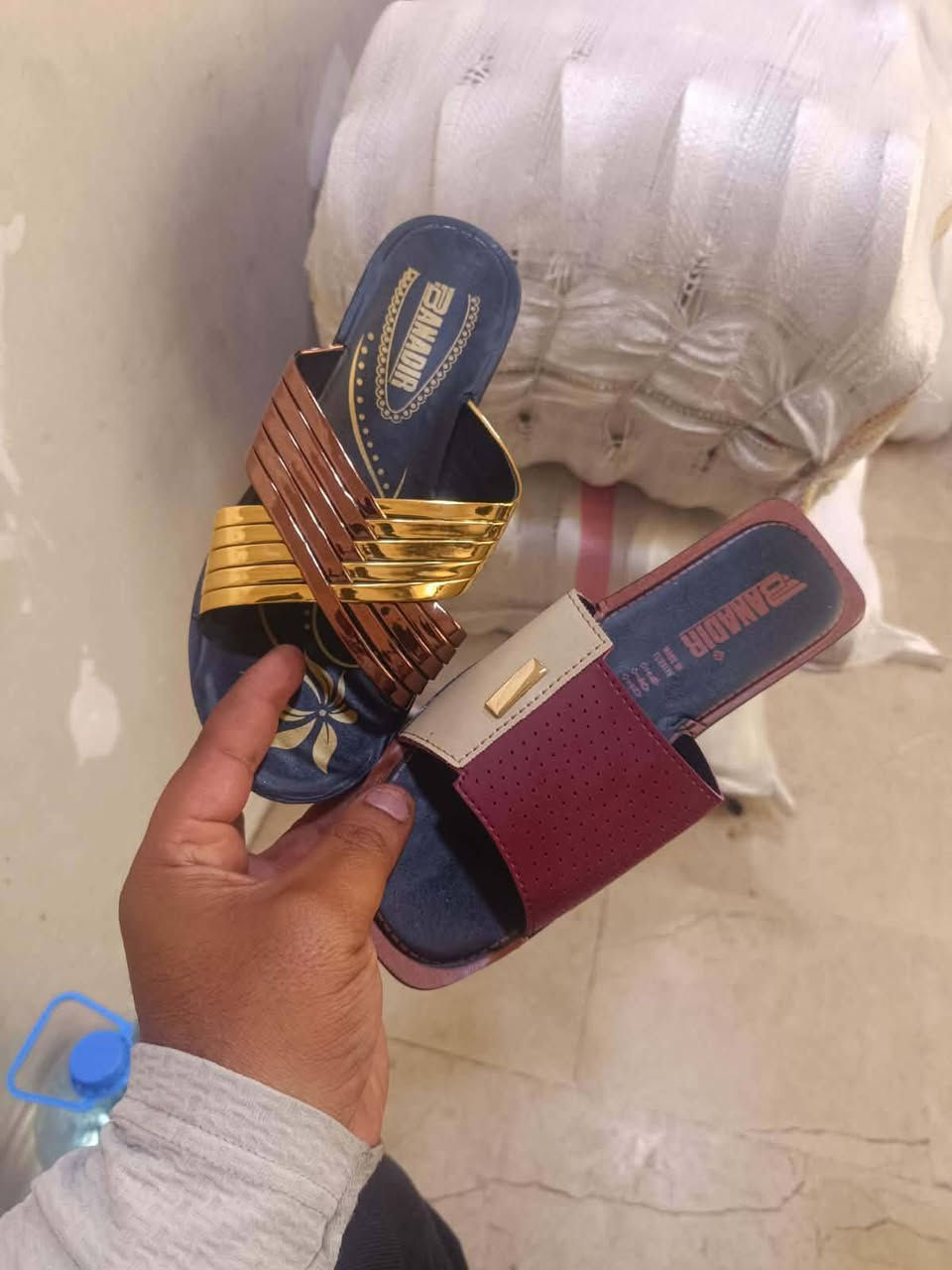 العدد 7500 زوج مشكل.  تركي.  نسائي رجالي.  ولادي شي قليل انواع المديلات.  الدرزن 14 الف دينار كل الكميه 625 درزن.    سعر مطروح ***********.  للاستفسار
