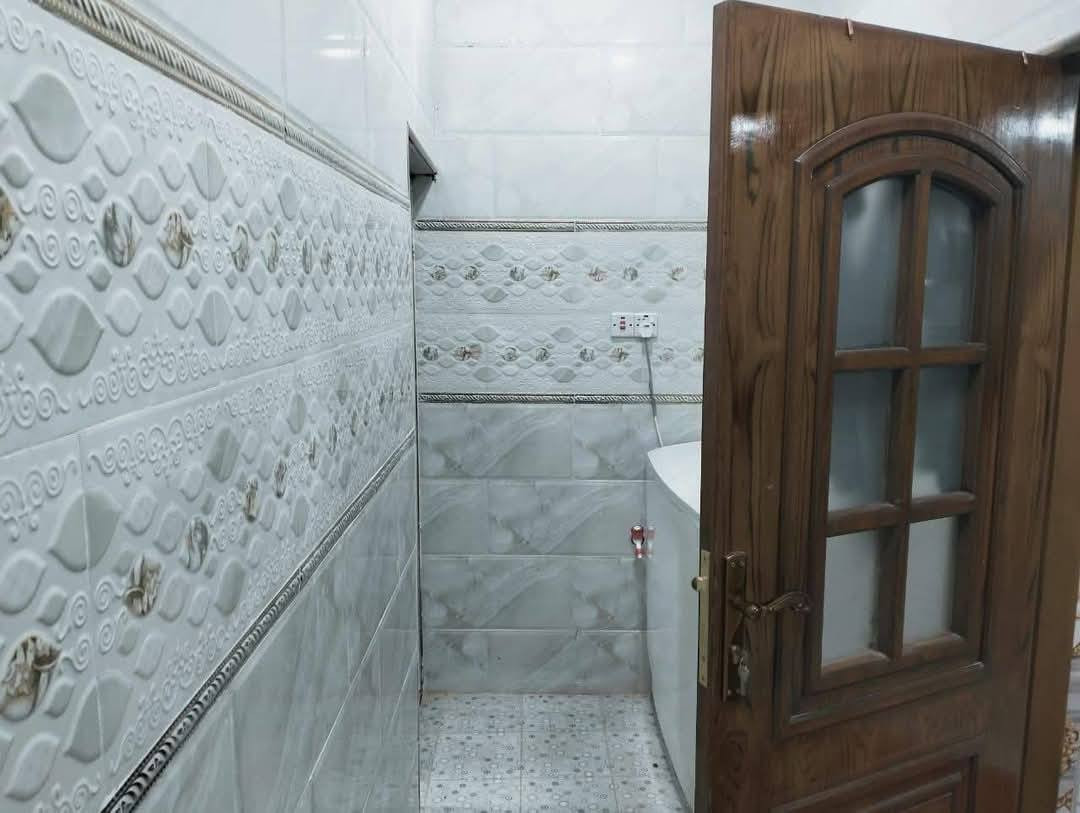 السلام عليكم واسعد الله اوقاتكم🌹
......
اعلان 🛑
يتوفر بيت ركن  للبيع مع محل سنتر  🏡 

 زراعي📌مع البيت يوجد سنتر اسواق طول 10*6  مع غراضه

#مساحة 500 متر🅱️
 👍🏻
يحتوي البيت على 🌟
غرف 3 غرفة نوم 5*4 ♦️
ديوان 8*4♦️
مطبخ 7*4♦️
صاله مفتوحه 12*6♦️
صحيات داخلي وخارجي♦️
كراج سياره عدد (٢) الاول يتسع سياره وحده والثاني يتسع اربع سيارات♦️

 منطقه هادئه ومتوفر بيها جميع الخدمات
#بناء حديث لسنه 2024
درجه اولى❗
#ع شارعين الاول 20 متر وشارع الثاني  10 متر  ❗

#العنوان :  الزبير حي الاندلس خلف حسينية زيد الشهيد💢

السعر ١٣٠ 

للاستفسار اتصل او واتساب 
***********
