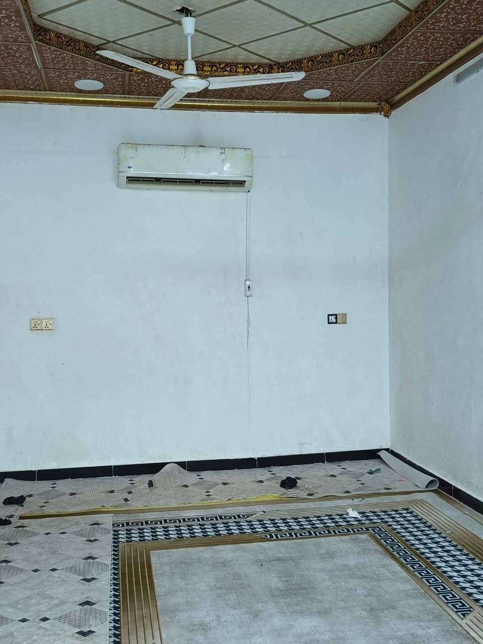 سلام عليكم ورحمة الله وبركاته
دار لبيع مساحه 200
3 غرف نوم 
1صتقبال 
1 دوانيه طول 9 أمتار
مكان سوق الشيوخ شارع ترابي قرب انصار جون
قريب علا شارع 40
لبيت زراعي
رقم لسفسار ***********  +***********  رقم وتدللوو
