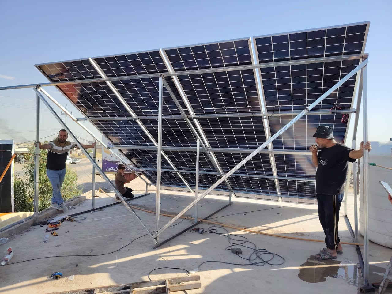 إنجاز هندسي جديد بمواصفات عالمية وضمانات حقيقية! ☀️
ومرة اخرى نحلق في سماء الابداع ونطرق باب الاحتراف بعقول مهندسينا وكادرنا الفني المحترف.....
تم وضع بصمة نور لاتنطفئ في مطعم الامير في مفرق خورسيباط..... 
،
أتم كادر مكتب المهندس للطاقة الشمسية وأنظمة المراقبة اليوم نصب وتشغيل منظومة طاقة شمسية متكاملة بقدرة:
⬅️ 30 أمبير نهاراً لتشغيل كافة الأحمال براحة تامة.
⬅️ 16 أمبير ليلاً لطاقة مستقرة ومستمرة طوال الليل.

تم تصميم المنظومة واختيار موادها بدقة هندسية عالية لضمان أعلى كفاءة وأطول عمر افتراضي:
🔹 العاكس (الانفيرتر): iTel Energy بقدرة 12 كيلو واط (IP54 المقاوم للظروف الجوية) مع ضمان استبدال حقيقي لمدة 5 سنوات.
🔹 البطاريات: بطارية ليتيوم iTel بقدرة 16 كيلو واط مع ضمان استبدال حقيقي لمدة 5 سنوات.
🔹 الألواح الشمسية: ألواح LONGi الفائقة بقدرة 620 واط، مع ضمان استبدال لمدة 10 سنوات.
🔹 الهيكل الحديدي: حديد مغلون حرارياً بسمك 2 ملم المقاوم للصدأ والرياح العالية.
🔹 التأسيس الكهربائي: استخدام قواطع ومواد كهربائية من مناشئ ومصانع رصينة ومعتمدة عالمياً.

في مكتبنا، نحن لا نبيع أجهزة فقط، بل نقدم حلولاً هندسية متكاملة تضمن أمان استثماركم ونقاوة الطاقة المستهلكة بفضل إشراف المهندس الاستشاري أحمد صالح زنگنه.

📞 للتواصل والاستفسار أو لطلب تصميم منظومتكم الخاصة، يرجى الاتصال بنا:
📱 آسيا سيل: ***********
📱 كورك: ***********

📍 الموقع: بعشيقة (مدينة الزيتون) - دورة الصناعة - مقابل مديرية الناحية.

#مكتب_المهندس #طاقة_شمسية #iTel_Energy #Longi #طاقة_متجددة #بعشيقة #حلول_هندسية

.
