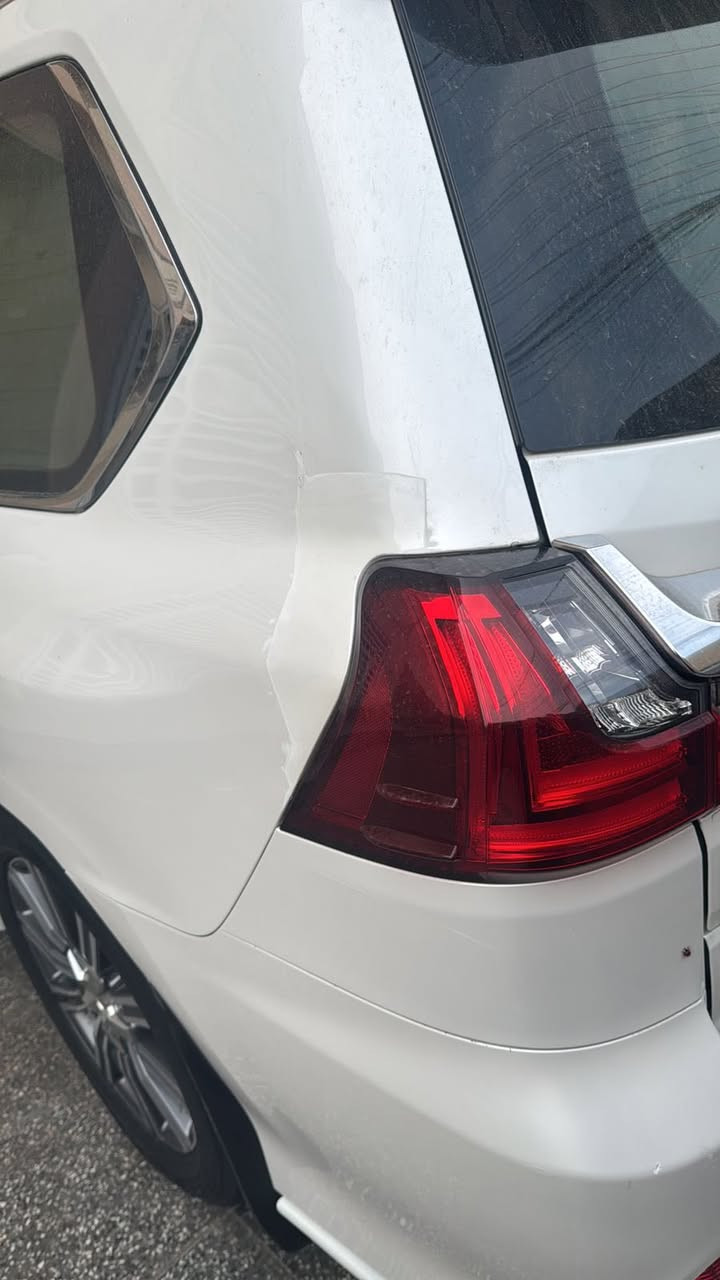 السلام عليكم
لكزز 2017
بريم داخل قرميدي 
ماشيه 120km
بيها ملاحظات 
1( بيها بارد بالجاملغ الخلفي الأيسر وكارت 
2) بيها كارت وبارد بالباب الخلفي الأيمن 
جديده جداً السياره 
للاستفسار : ***********
بهاء 
المكان : بغداد العامريه او اليرموك أربع شوارع
