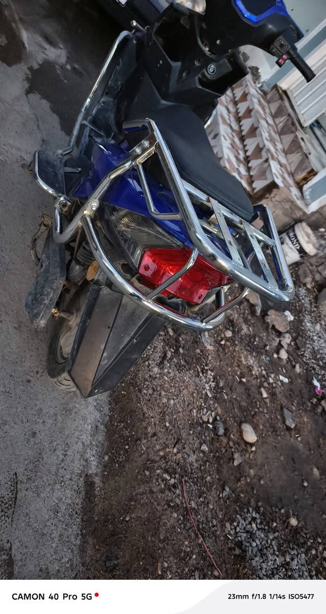 سلام عليكم دراجه سكنس شحن 6بطاريات ليثيوم موديل 25نضيفه بيه 3نمر وبك ترجع تجي وياه جنطه خلفيه للبيع ومراوس 
الاستفسار ***********
