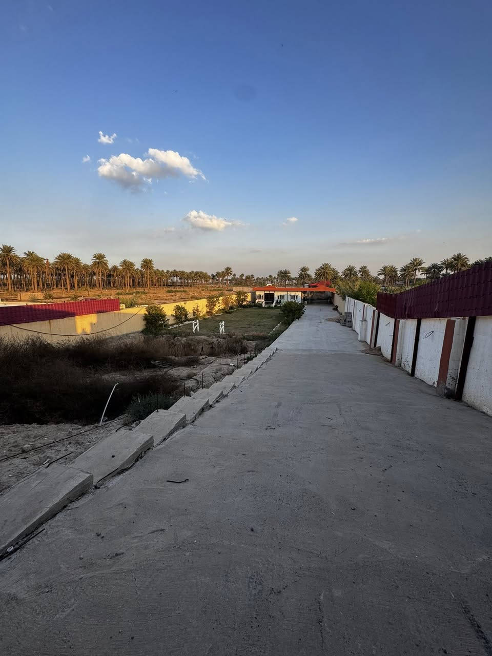 السلام عليكم
مزرعة للبيع 
مع شاطيه تابعه للمزرعه 
بغداد المدائن سلمان باك ( باوي ) 
وقف عقد جديد ثاني يوم تحويل 
تصلح ايجارات او سكن 
وجه 20 
نزال 125 
وجه سدة 
2 غرفة نوم 
2 حمام وانتو بكرامة 
كراج يسع اكثر من 10 سيارات 
وكلشي موضح بالصور 
تباع بالكامل مع الاثاث 
سعر مناسب 
للاستفسار اكثر 
***********
