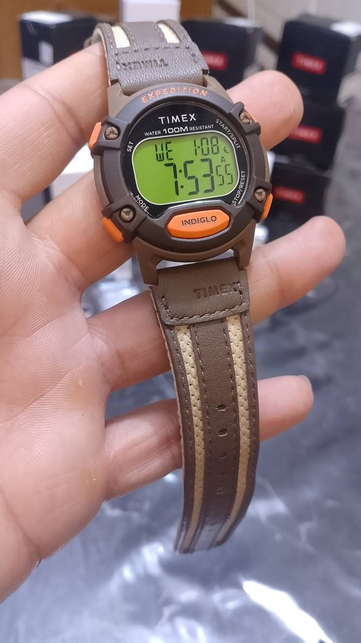 Timex Expedition CAT5  
 مواصفات ومميزات الساعة 
مقاومة الماء: مقاومة للماء حتى عمق 100 متر (330 قدم)، مما يجعلها مناسبة للسباحة والغطس السطحي. 
الإضاءة الليلية (INDIGLO): تتميز بتقنية الإضاءة الليلية Indiglo التي تضيء المينا بالكامل لرؤية واضحة في الظلام. 
المؤقتات:
كرونوغراف (ساعة إيقاف) بسعة 100 ساعة مع أوقات اللفة والانقسام. 
مؤقت للعد التنازلي لمدة 24 ساعة. 
المنبه: تحتوي على 3 منبهات يومية أو في أيام الأسبوع أو عطلة نهاية الأسبوع مع خاصية الغفوة لمدة 5 دقائق. 
العرض:
شاشة رقمية بلون أخضر فاتح مع عدسة من الأكريليك. 
عرض الشهر واليوم والتاريخ. 
وضع عرض الوقت بنظام 24 ساعة (التوقيت العسكري) ومنطقتين زمنيتين. 
التصميم والمواد:
هيكل من الراتنج (البلاستيك) بقطر 41 ملم. 
سوار من القماش والجلد


**إذا كنت صاحب هذا الإعلان وتريد حذفه لأي سبب، رجاءا أرسل رسالة إلى الدعم الفني**