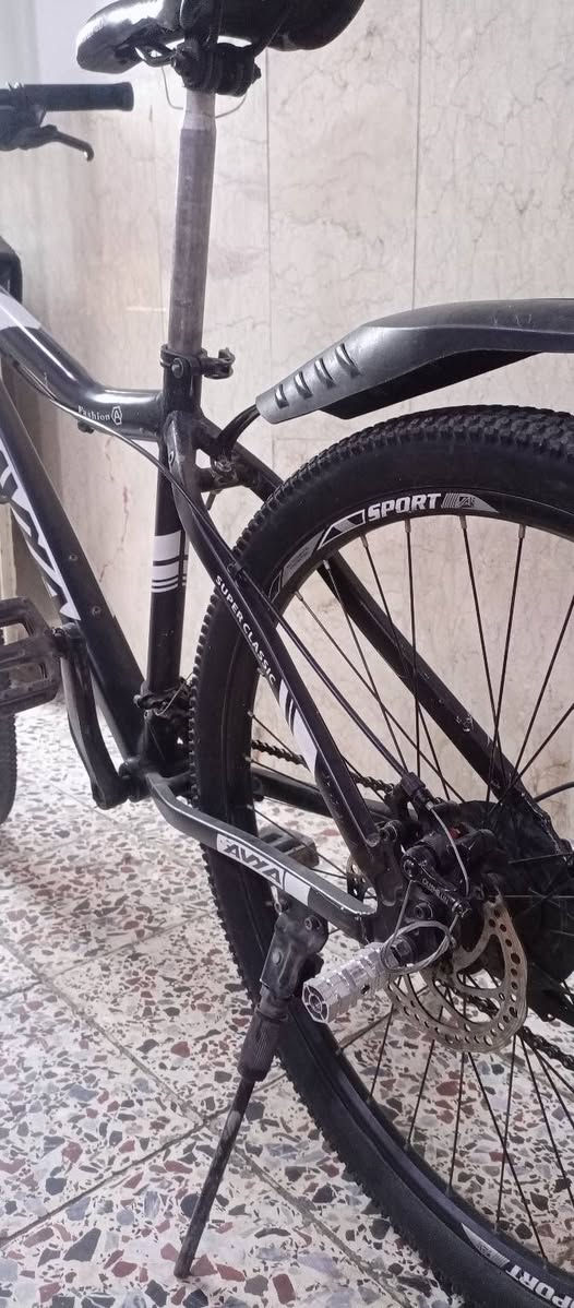 السلام عليكم بايسكل للبيع افا جبلي نضيف ويا ملحقات عداد سرعه وجنطه ووحامله تلفون حجم 26 وبريكات شغاله وبدالات شغلات السعر 90 وبي مجال الاستفسار على هذا الرقم *********** والمكان قرب جامع براثا
