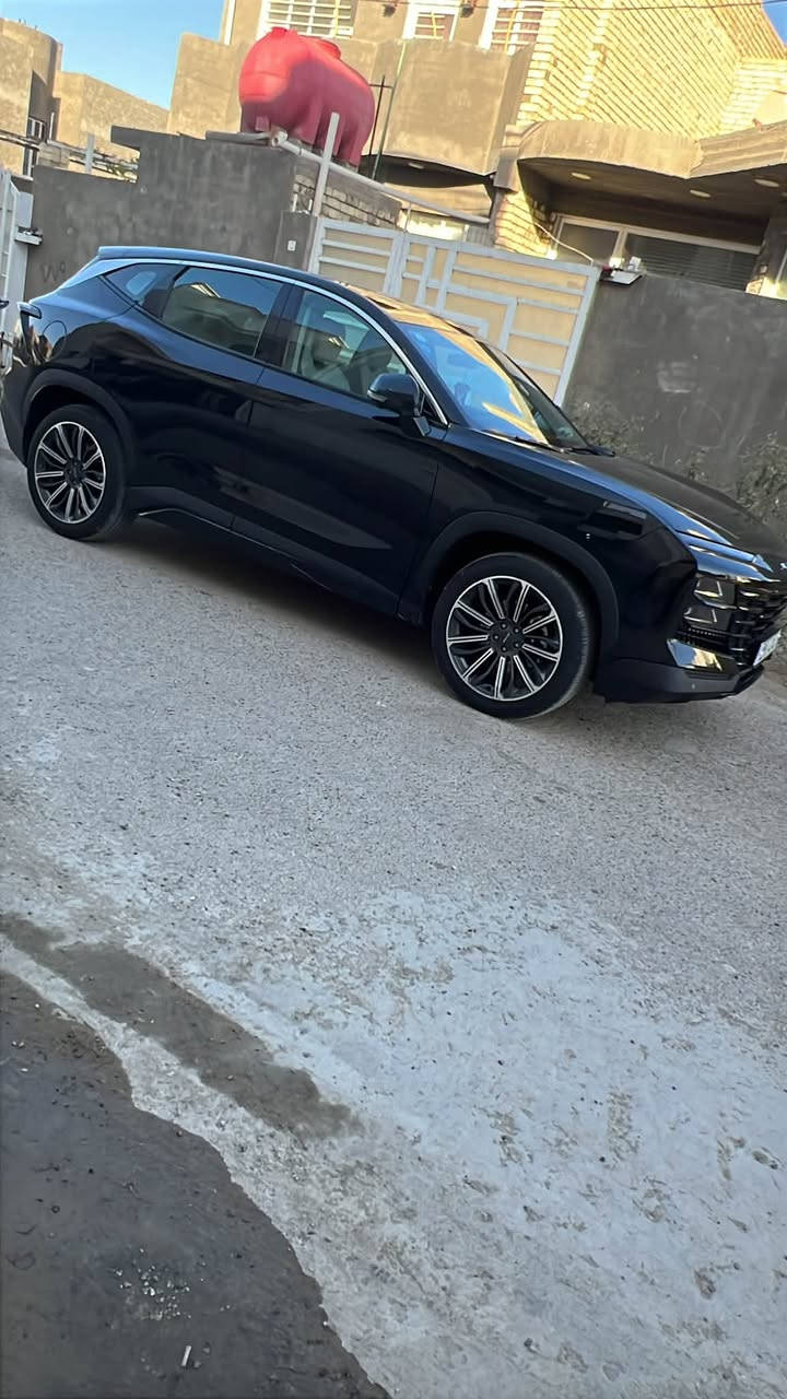 جيتور داشينج لاكجري (Jetour Dashing Luxury) 
 ✨بأسمي 
سيارة دفع أمامي (FWD) رياضية متعددة الاستخدامات (SUV)  وأداء رياضي.
المواصفات الفنيةالمحرك: 4 أسطوانات سعة 1.6 لتر تيربو.القوة: 194 إلى 197 حصاناً.عزم الدوران: 290 نيوتن.متر.ناقل الحركة: أوتوماتيكي ثنائي القابض (DCT) بـ 7 سرعات.استهلاك الوقود: 14.4 إلى 16.7 كيلومتر لكل لتر (حسب ظروف القيادة).
سعة خزان الوقود: 57 - 60 لتراً.التصميم الخارجي والداخلي 
الأضواء: مصابيح أمامية وخلفية بتقنية LED مع إضاءة ترحيبية.المقاعد: 5 مقاعد جلد الفاخر، 
 مقعد السائق والراكب الأمامي كهربائي ⚡️ 
.الشاشات: شاشة لمس مركزية عالية الدقة قياس 15.6 بوصة.تقنيات أخرى: إضاءة محيطية متعددة الألوان، نظام تسجيل القيادة، ومستشعر للمساحات (حساس مطر) 🌧️ .مع أنظمة الأمان والسلامة  أنظمة المساعدة على القيادة، أبرزها:نظام فرامل مانعة للانغلاق (ABS) ومساعد الفرامل.نظام الثبات الإلكتروني والتحكم في قوة الجر.نظام مانع انقلاب السيارة، وتنبيه حركة المرور الخلفية. 
عنواني بغداد المحمودية 

السعر 28 مليون 
السياره بأسمي كلش حلوة وجانيهه وخير من الله 
 بس لسبب السفر  وبيهه سونار 👇 المندلاوي كلشي جاهز 
هاتف 📞 *********** __  ***********
