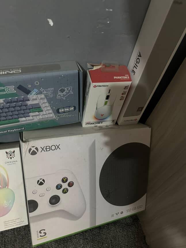 اكس بوكس سيريس اس جديد استخدام شهرين
سعر ٢٧٥ وبي مجال 

شاشة كيم اون ١٤٤ هيرتز سعر ١٥٠ 

يو بي اس ٥٠٠ واط سعر ٣٠ الف

ملحقات:- ماوس وكيبورد وسماعات ب٥٠ )شركات معروفة)

للاستفسار 
***********
