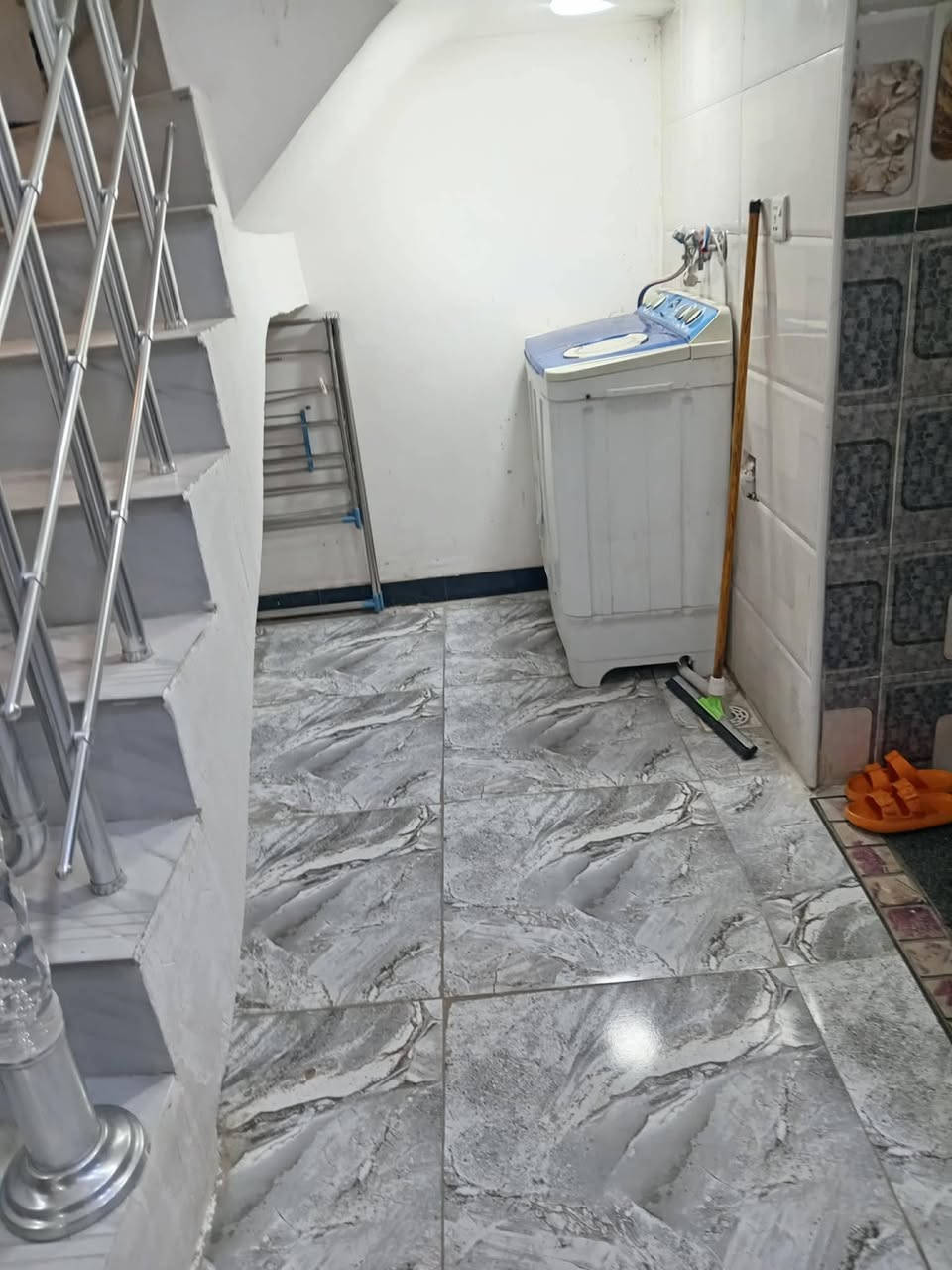 السلام عليكم 
دار للبيع المكان بكرلي التقسيم الجديد قرب بيت اشكح 
المساحه 300م طابو زراعي سند السعر 130
*********** أي ستفسار أتصل أو تتفضل خاص 🏫 وبيك خير وتدلل بيت كامل الخدمات مى كهرباء وتبليط بابكم
