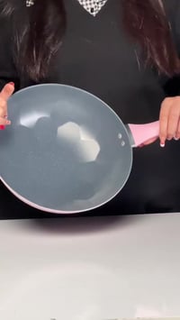 مقلاة وردية • غير لاصق • مقبض مريح