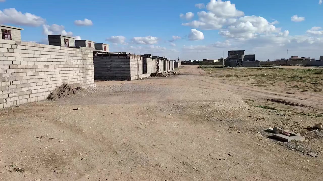 بيت للبيع
مساحته 400 متر
بيه غرفتين + مطبخ مع مخزن مطبخ+🏛️ صحيات
حوش بيت كلش كبير
باقي تفاصيل بيت موجود بل فيديو 🎬
(سعره 38 مليون 💰💵) بيه مجال بسيط للطيبين 
متوفر ماء كهرباء قريب على مدارس ابتدائية ومتوسطة 🏬🏫📖
(عنوان شارع مطار قرب مدرسة مختار ابتدائي) 
 باقي تفاصيل خابرني عبر هاتف واتساب فقط
*********** 📞
