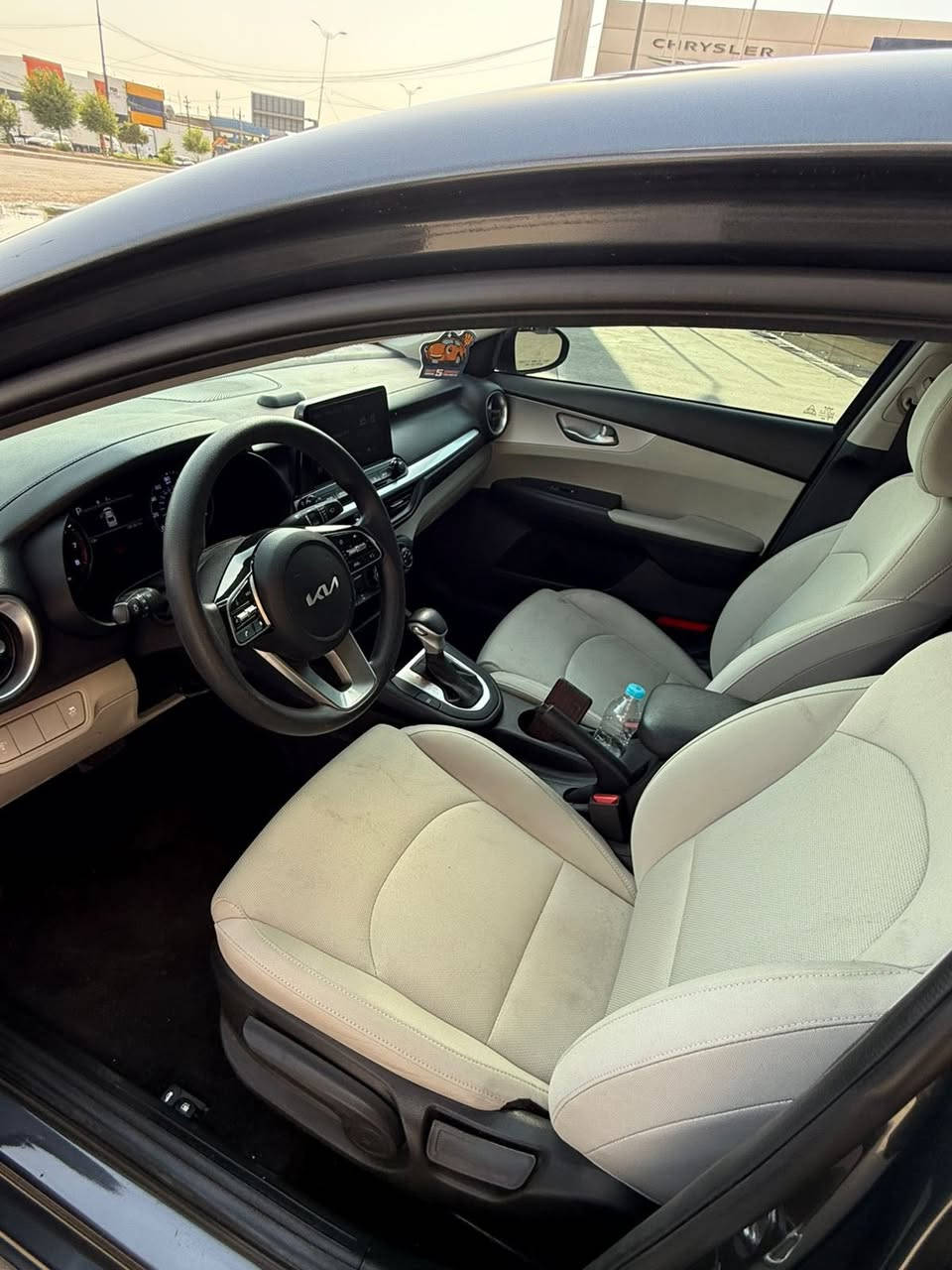 فورتي وارد امريكي 2023 لون نفطي رقم اربيل جديد ماشيه 114 ميل  هيه جاية ماشيه اهواي سيارة اي نقص مابيها محرك 2000 سيارة مابيها حادث صورها موجودة بالمنشور فقط كلير من امريكا 3 قطع كلير فقط رصعات بقمارة بدون طخة سيارة 
مكاني البياع  
***********
السعر 148$
