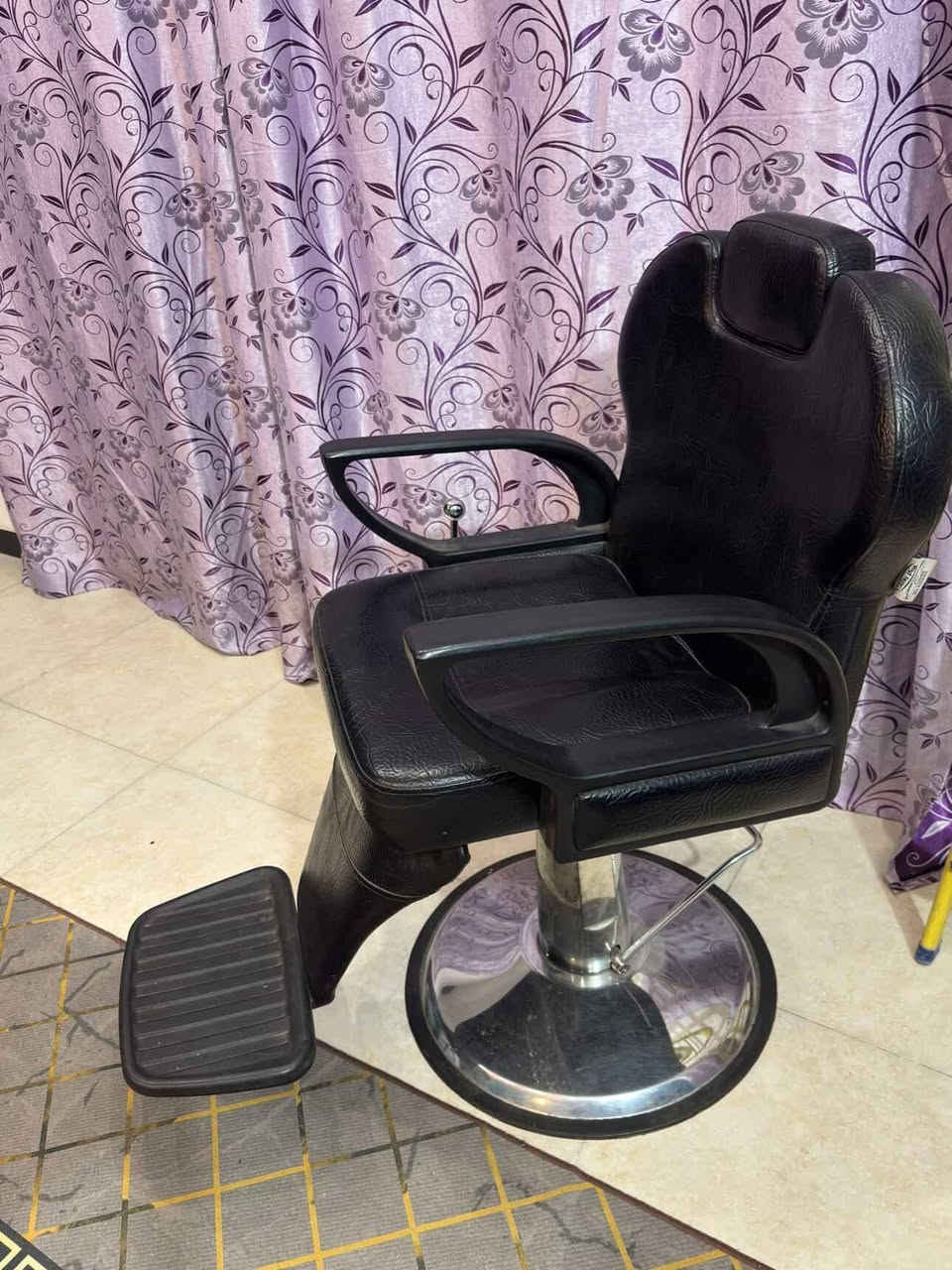 سلام عليكم كرسي حلاقه نضيف سعره 150 وبي مجال ـ بغداد ـ ***********
