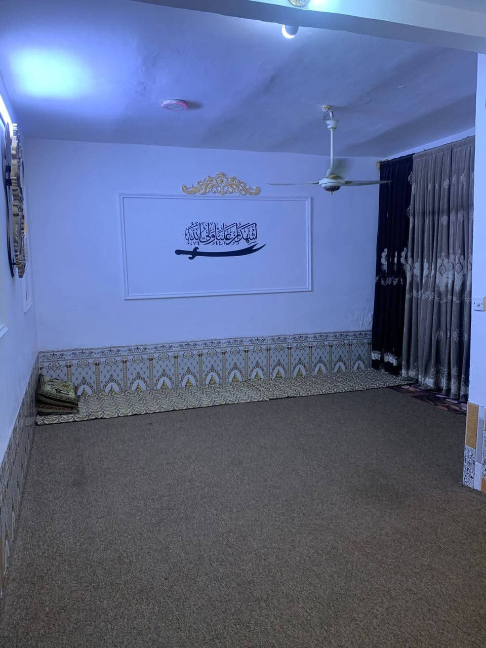 السلام عليكم امكلف بالنشر بيت في حي العسكري شارع معهد الأوائل قرب مولدة البصراوي جنس العقار طابو صرف المساحه ١٥٠ متر شارع ١٠ متر رقم صاحب الدار ***********
