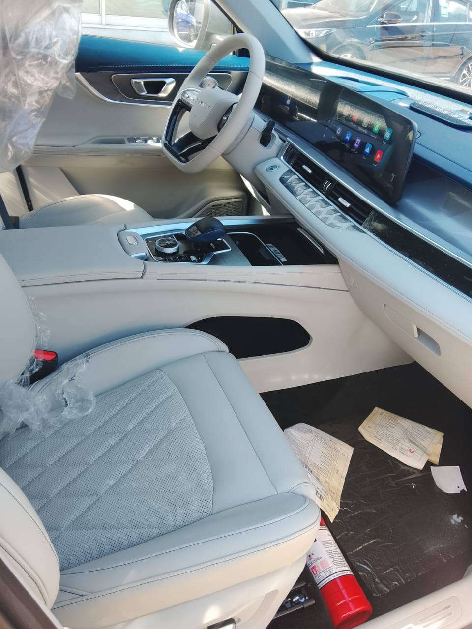 #شيري_تيكو8برو_بلكن_هايبرد_ضمان_6_سنوات
فول 1/1
زيرو
العنوان بغداد 
السعر255$ 
موديل. 2024
كلين تايتل -luxury 
المواصفات الأساسية:
النوع: سيارة SUV هجينة (Plug-in Hybrid).
المحرك: 1.5 لتر تيربو + محرك كهربائي.
القوة: 320 حصان (إجمالية).
عزم الدوران: 510 نيوتن متر.
ناقل الحركة: DHT (ناقل حركة مباشر هجين).
نظام الدفع: دفع أمامي.
سعة البطارية: 19.27 كيلو واط/ساعة.
المدى الكهربائي: 75 كم لكل شحنة.
استهلاك الوقود: حوالي 4 لتر/100 كم (في الوضع الهجين).
التسارع (0-100 كم/س): حوالي 7.6 ثواني.
المقاعد: 5 مقاعد 
التقنيات والميزات:
الشاشات: شاشة معلومات ترفيهية وشاشة عدادات رقمية مدمجة مقاس 24.6 بوصة.
نظام الصوت: نظام صوتي فاخر من سوني مع 8 أو 10 مكبرات صوت.
الشحن: شاحن لاسلكي للهواتف.
ميزات أخرى: كاميرا 360 درجة، فتحة سقف، فتح وإغلاق كهربائي لباب الصندوق الخلفي، تشغيل بضغطة زر. 
السلامة والأمان:
الوسائد الهوائية: 6 وسائد هوائية.
أنظمة مساعدة السائق: نظام الثبات الإلكتروني، مساعدة الفرامل الطارئة، التحكم في نزول التلال، مراقبة ضغط الإطارات، مثبت سرعة ذكي.
الاتصال ع الرقم 
***********
